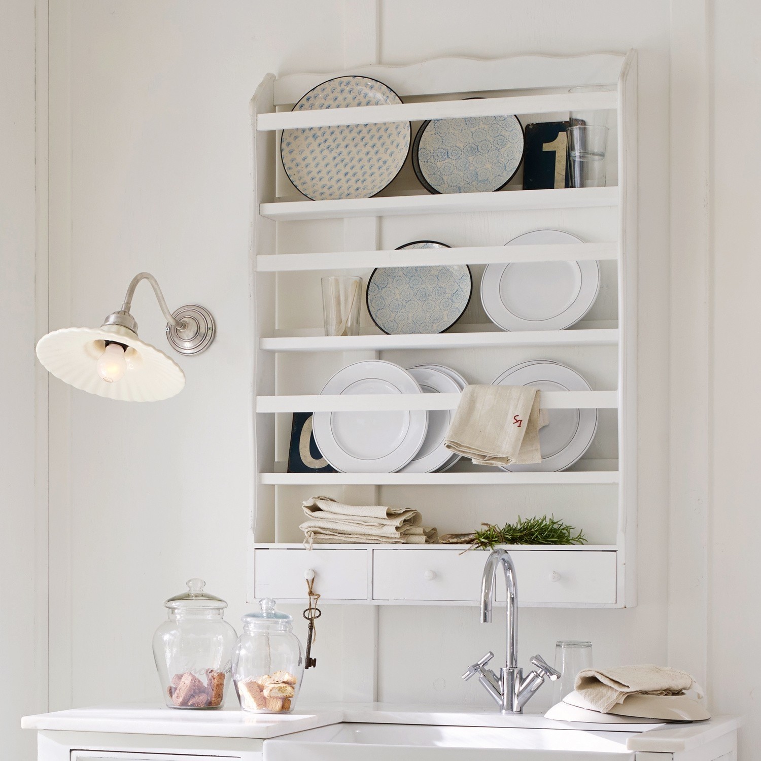Wandrek Carbondale Witte houten keukenplank met borden en glazen, rustieke stijl, keukenwanddecoratie met lades