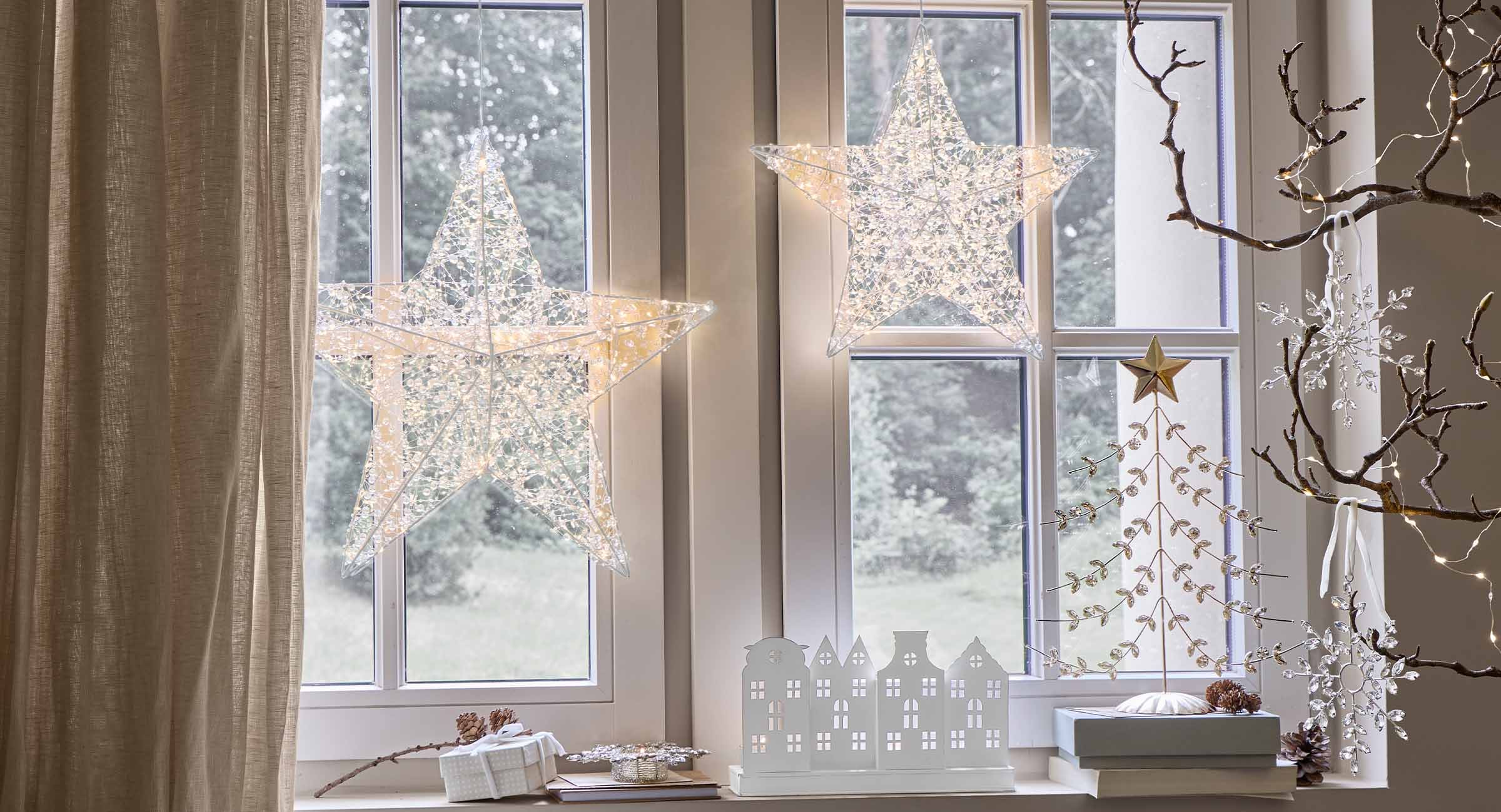 Kerstachtige glinsteringen voor het raam
