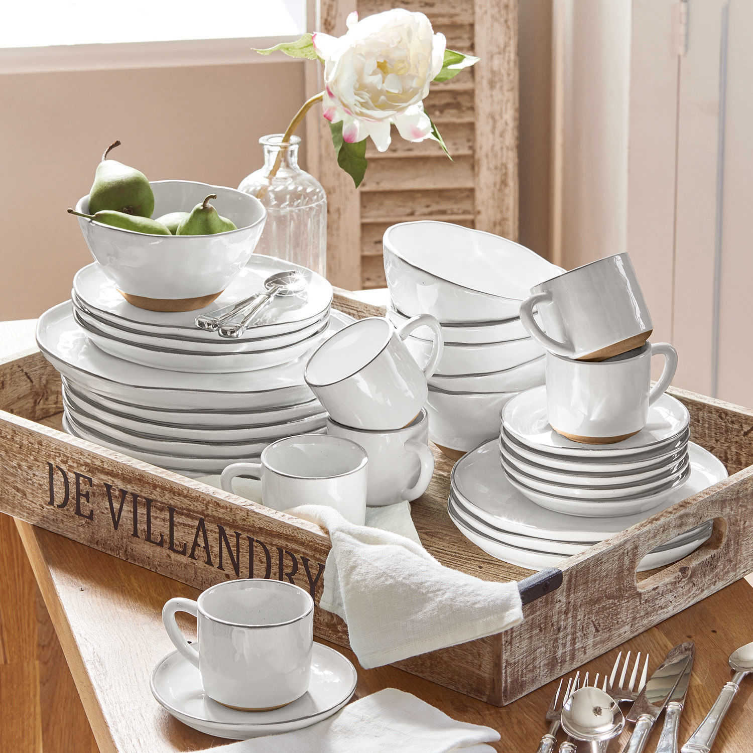 Service 30 pièces Biarré Service de vaisselle en céramique blanche avec base marron présenté sur un plateau en bois