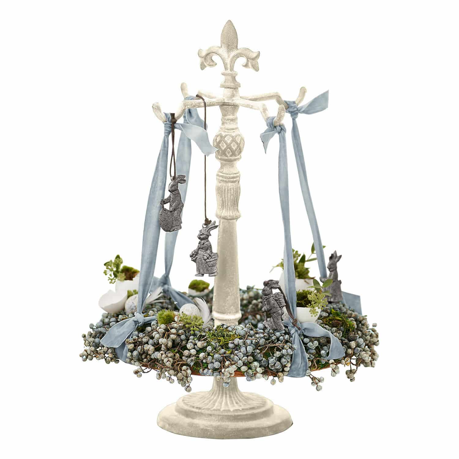 Kranshouder Antwan Decoratieve witte metalen standaard met blauwe linten en hangende grijze konijnenornamenten