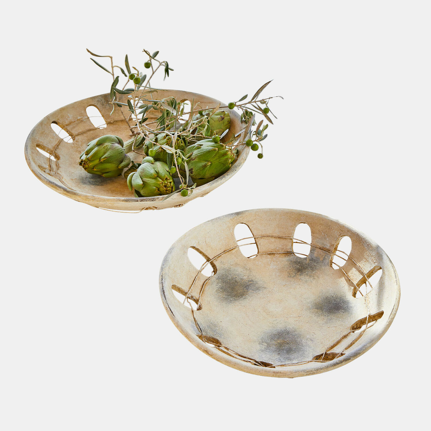 Decoratieve schaal set van 2 Delunas Twee decoratieve beige keramische kommen met openingen, één gevuld met groene artisjokken