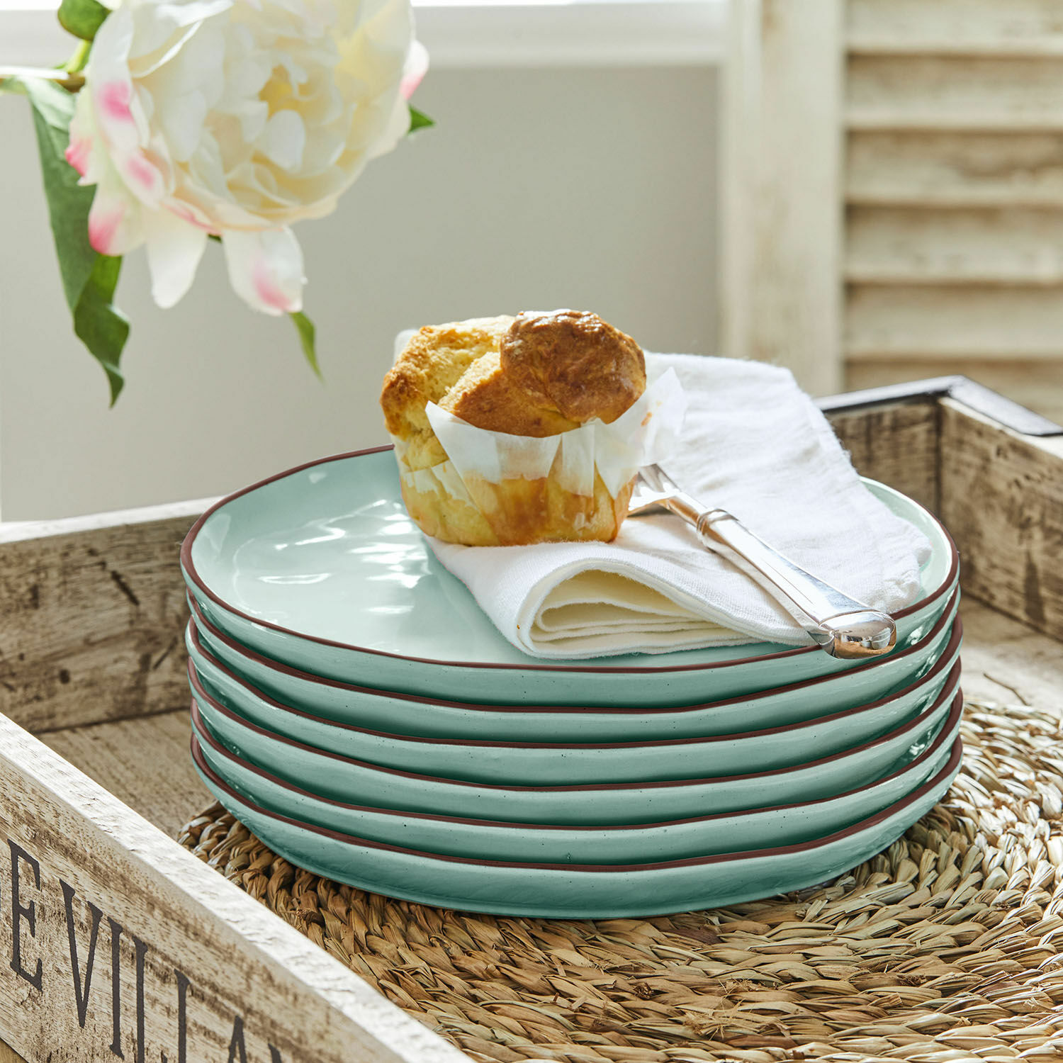 Dessertbordje set van 6 Biarré Set van zes groene keramische borden met bruine rand op houten dienblad met muffin