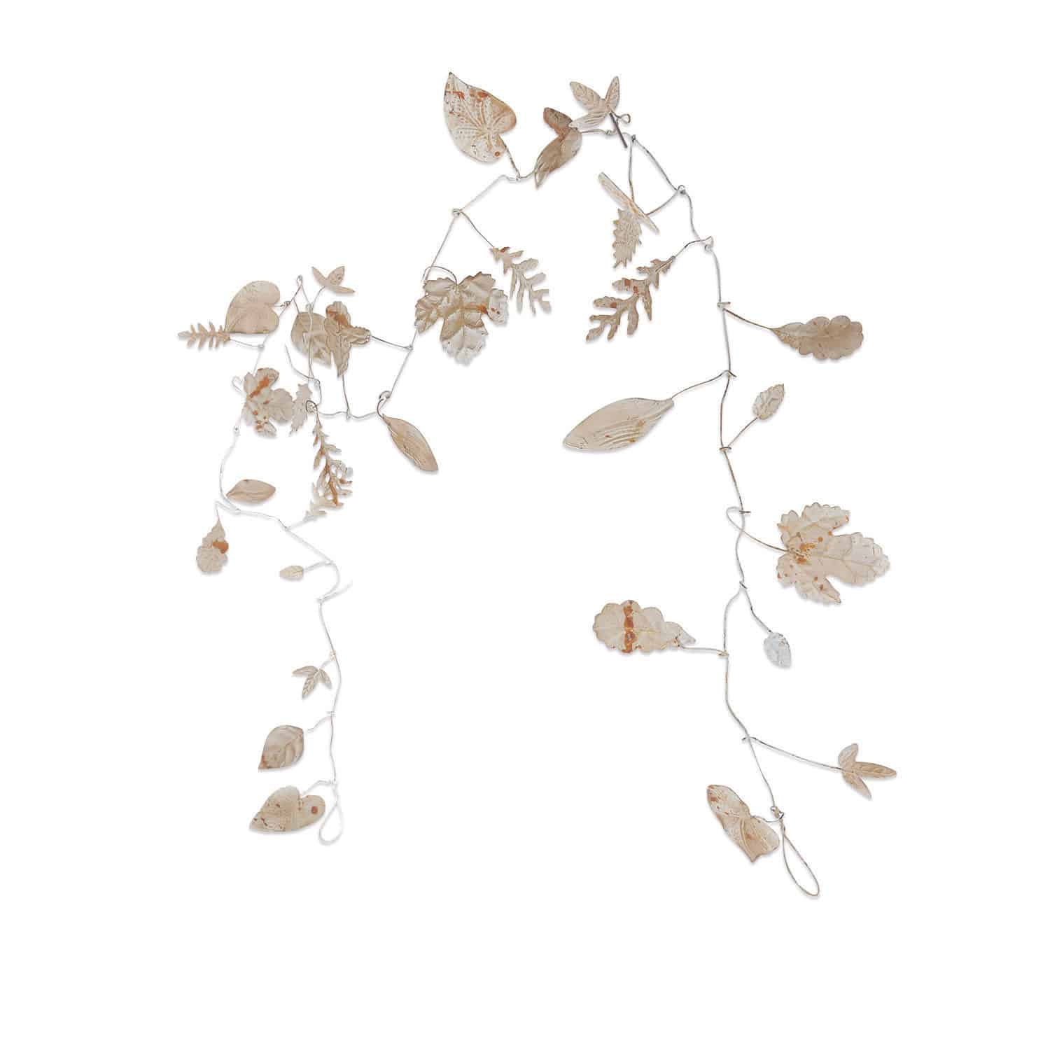 Guirlande décorative crème avec feuilles métalliques pour décoration automnale intérieure