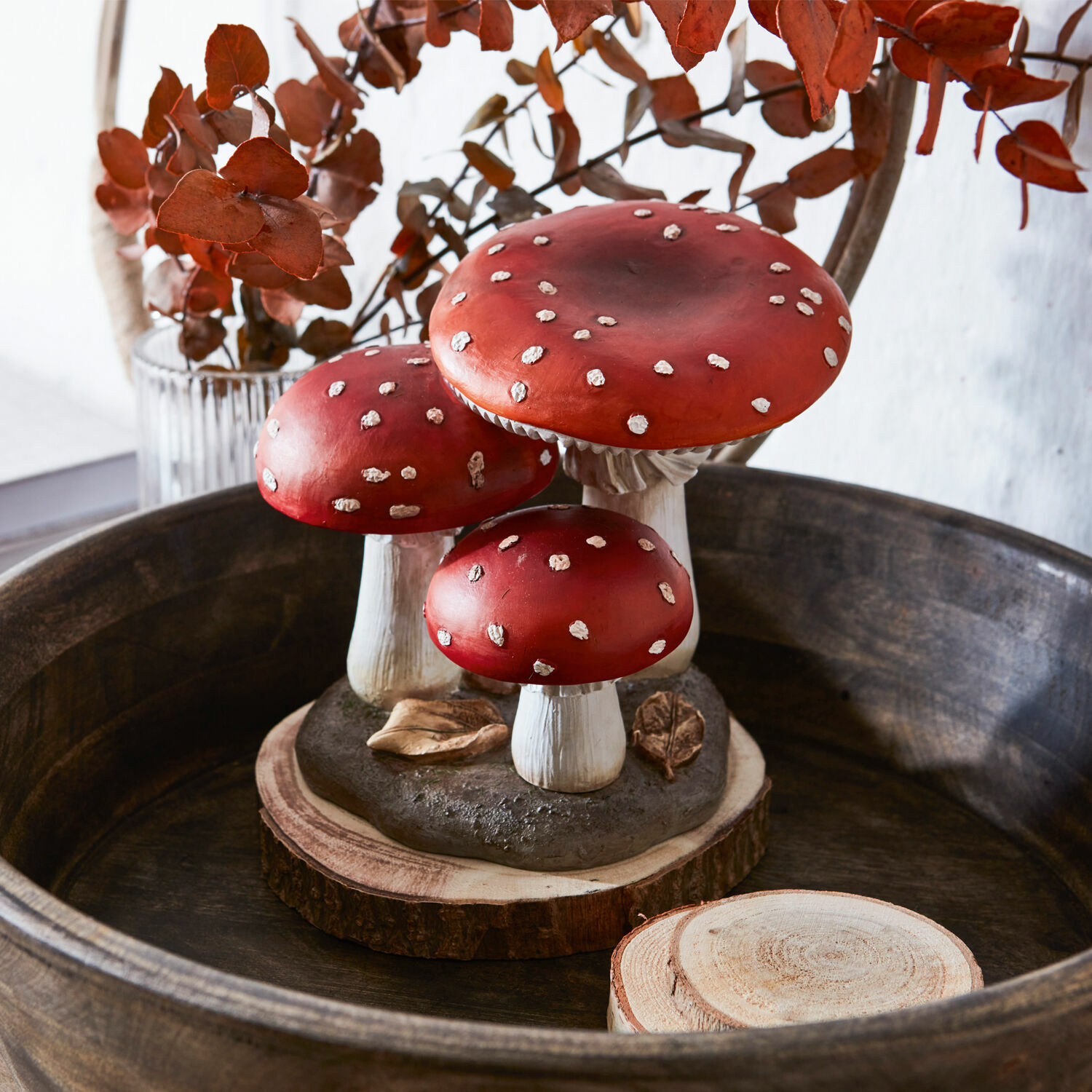 Champignons décoratifs Lupton Champignons décoratifs rouges à pois blancs sur socle en bois pour décoration d'automne intérieure