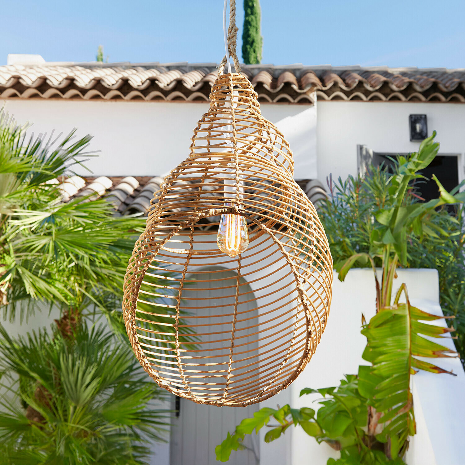 Lampenkap Zolaira Hanglamp van natuurlijk rotan voor buiten met LED-lamp, decoratieve tuinverlichting