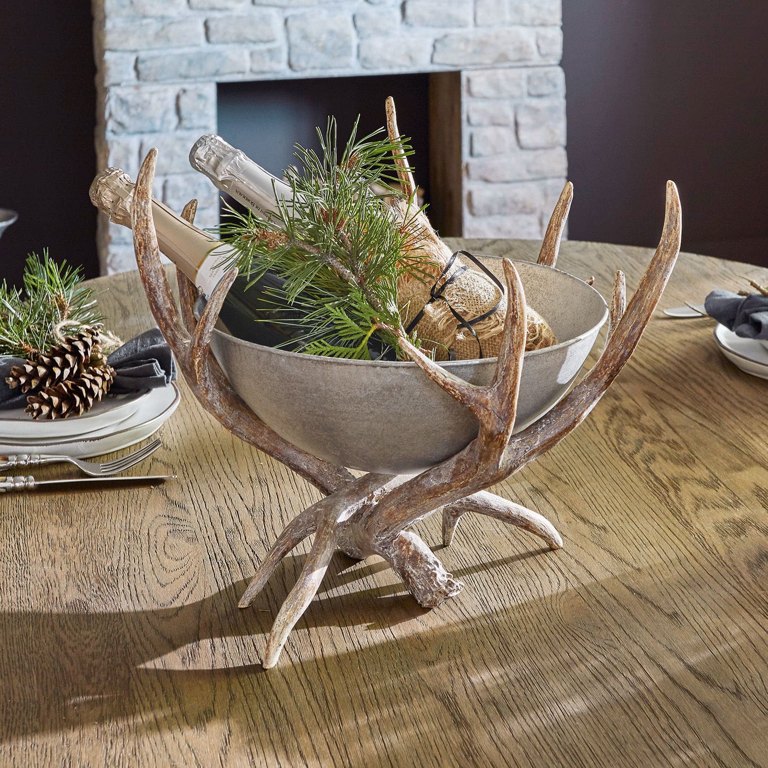 Sierschaal Morlaix Decoratieve grijze keramische schaal op gewei standaard met flessen en groene takken op houten tafel
