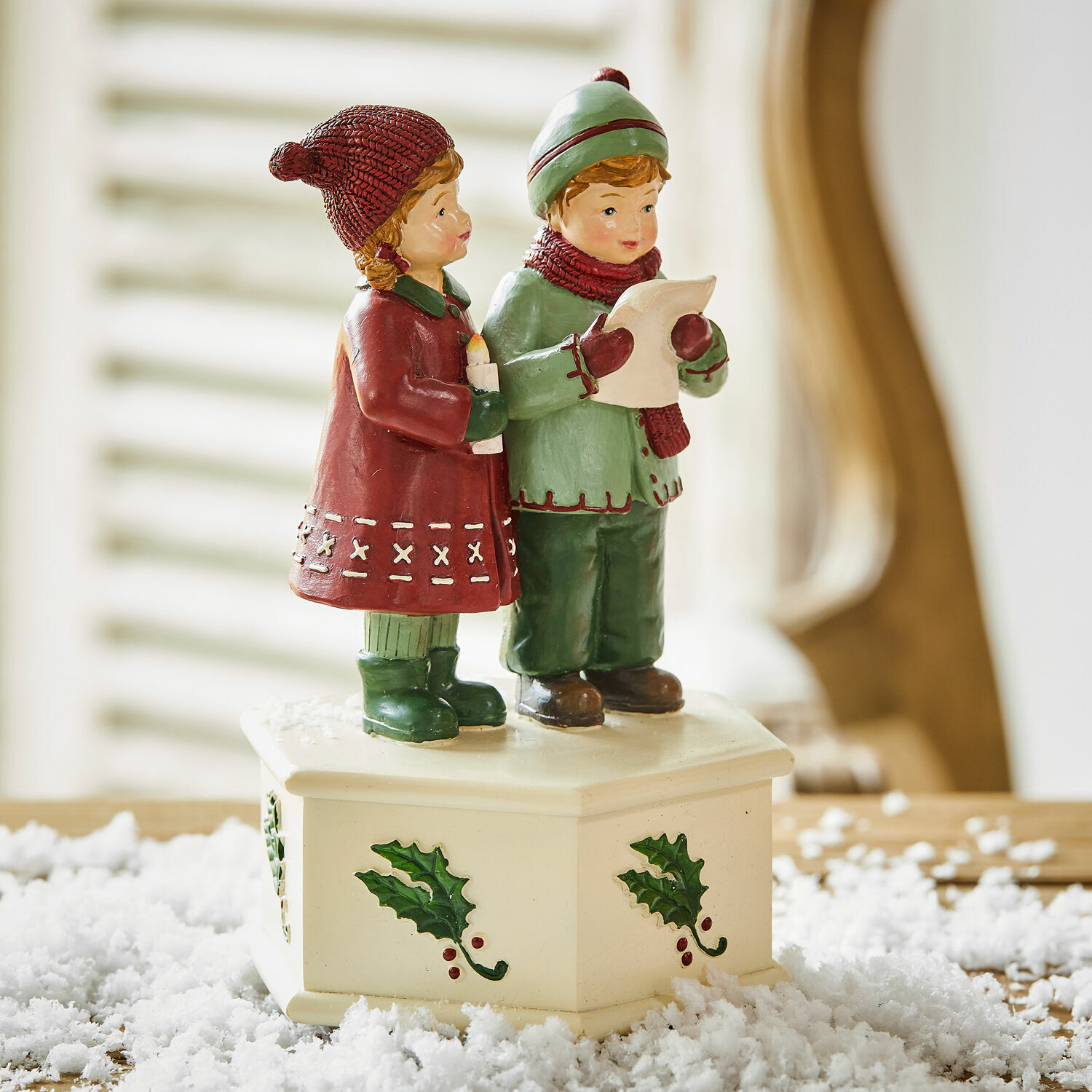 Speeldoos Kalilah Beeldje van zingende kinderen op crèmekleurige voet met hulstmotief, kerstdecoratie