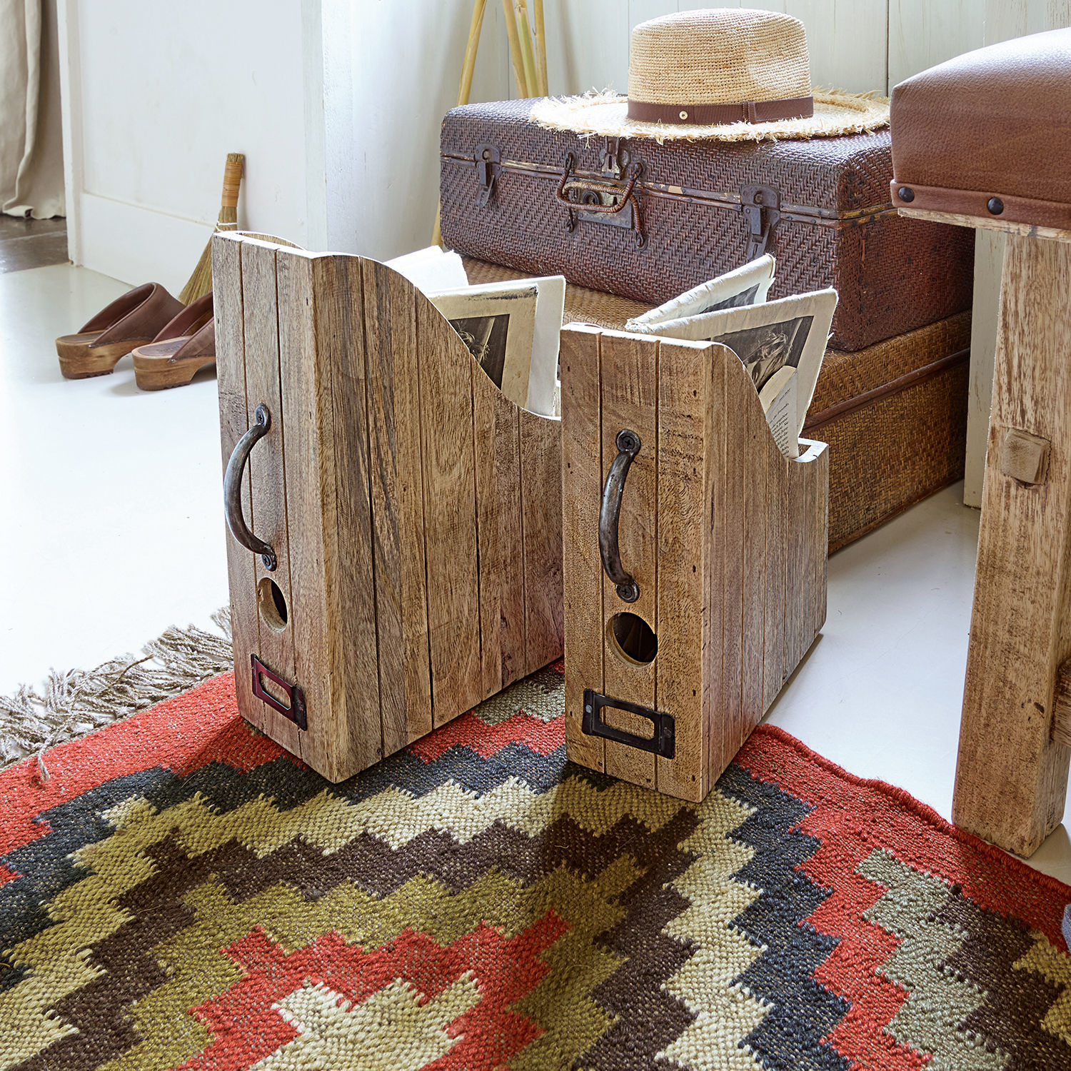 Lot de 2 porte-revues Kardifa Porte-revues en bois naturel posés sur un tapis coloré dans un salon lumineux