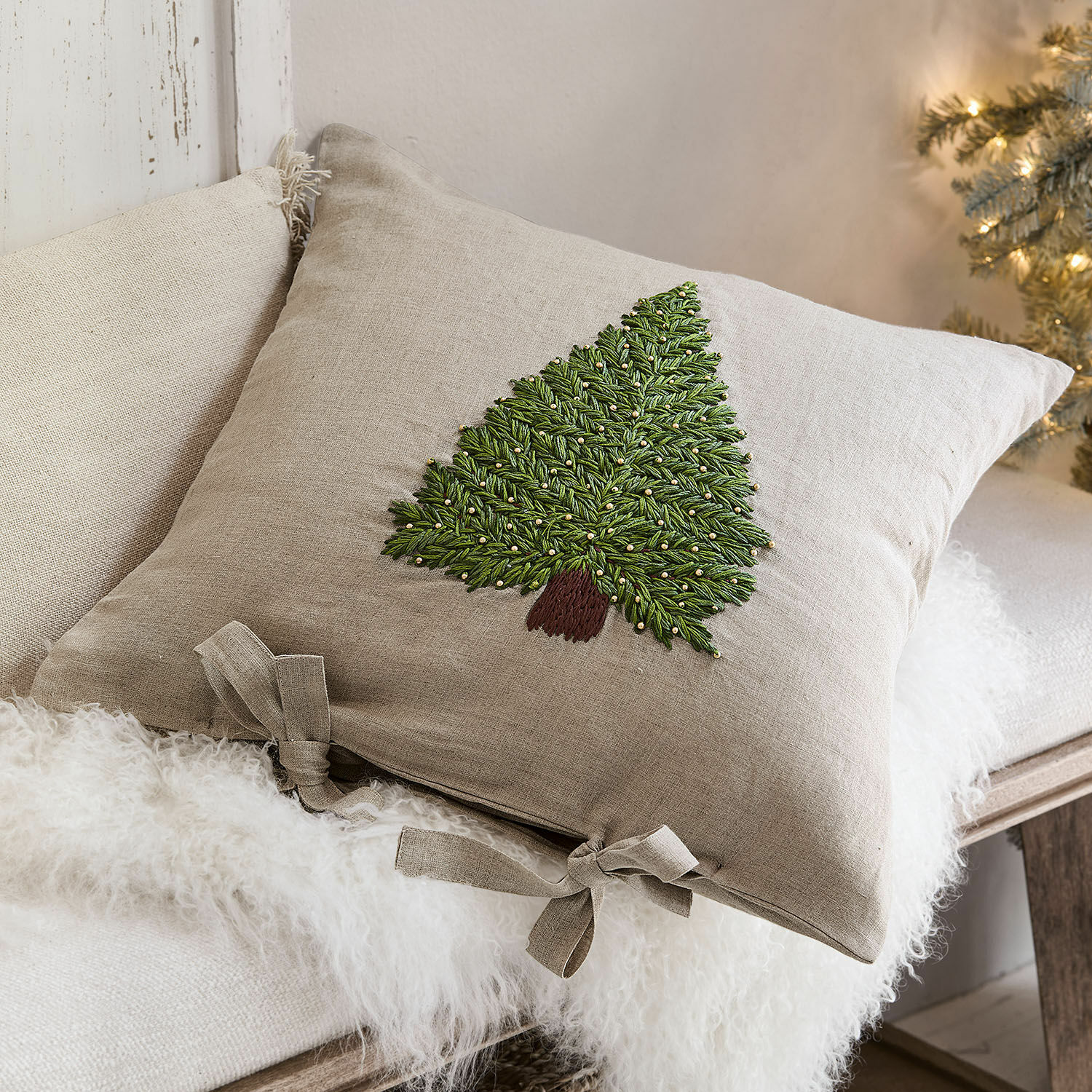 Housse de coussin Amuré Coussin beige en lin avec motif sapin vert brodé et liens, décoration de Noël élégante