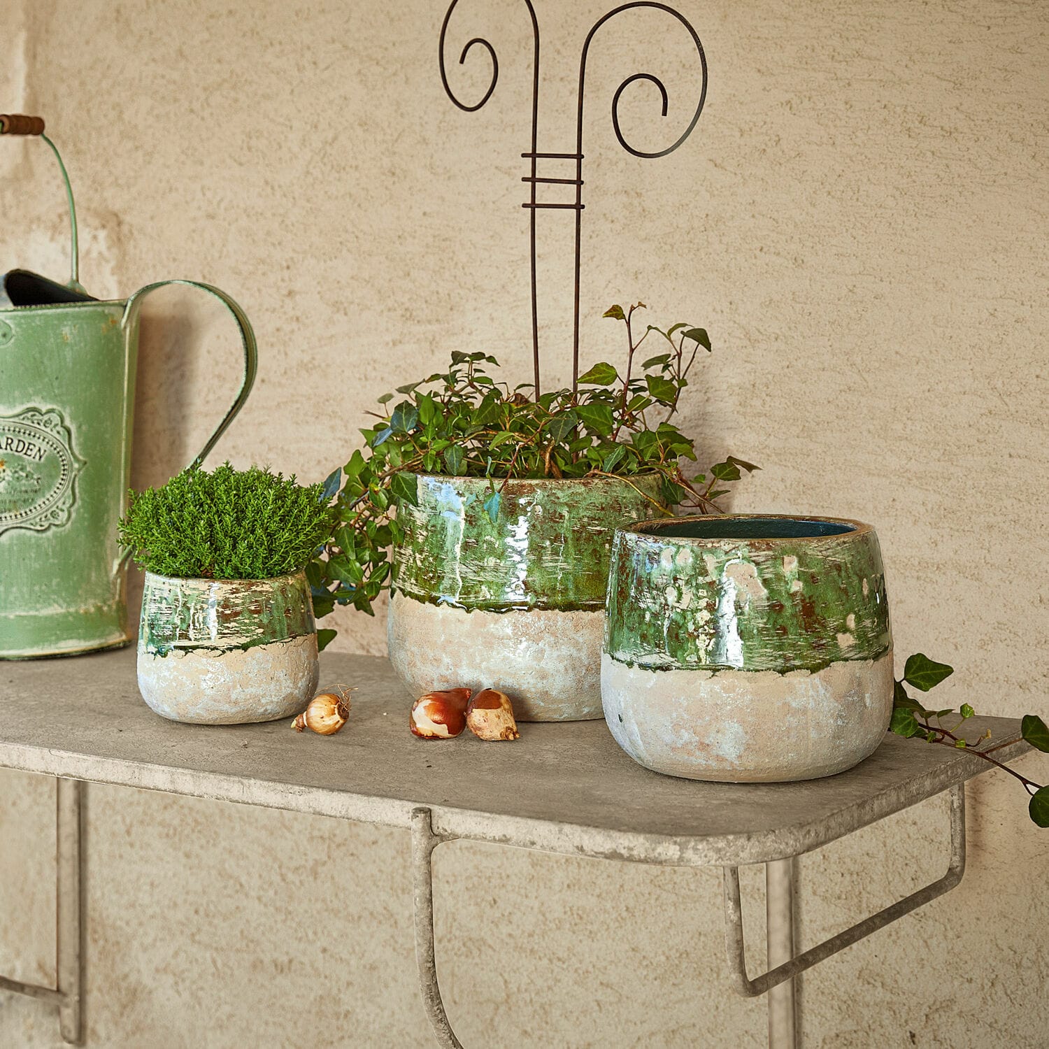 Sierpot set van 3 Reefton Set van drie keramische bloempotten in groen-beige op metalen plank voor tuindecoratie