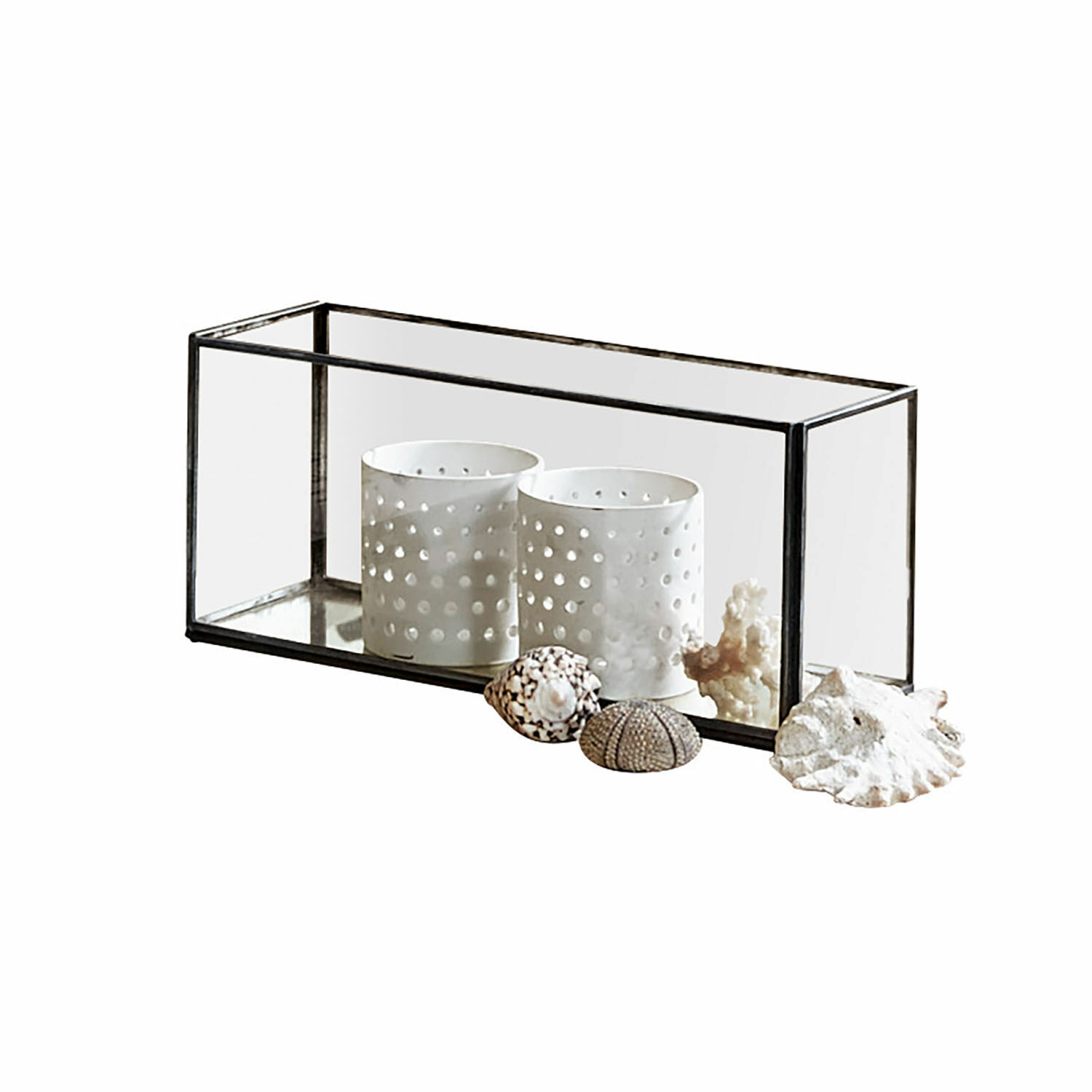 Cache en verre rectangulaire avec cadre métallique et bougeoirs en céramique blanche perforée