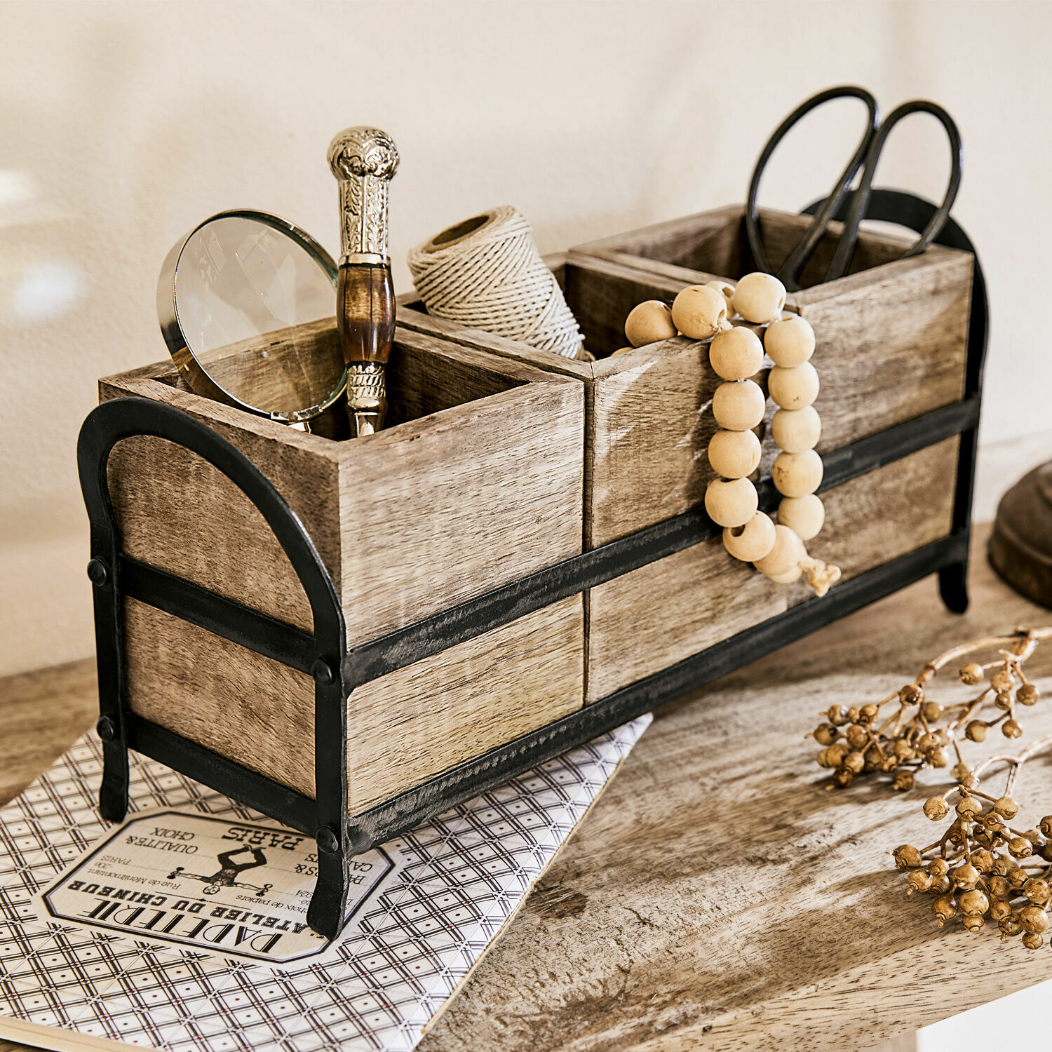 Organiseur Lasse Boîte en bois naturel avec cadre en métal noir pour organiser des accessoires domestiques sur une table