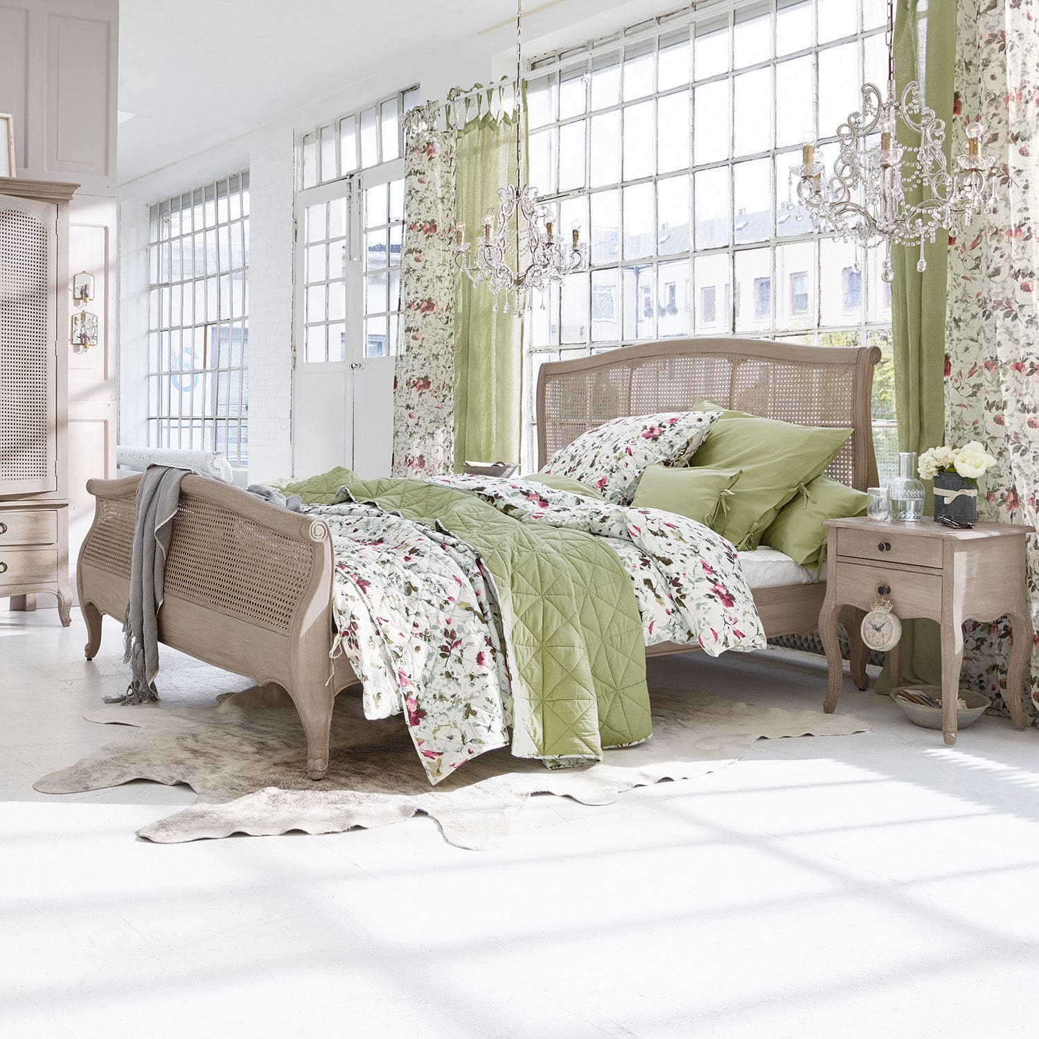 Lit Truso Chambre avec lit en bois et literie verte à motifs floraux dans un style naturel lumineux