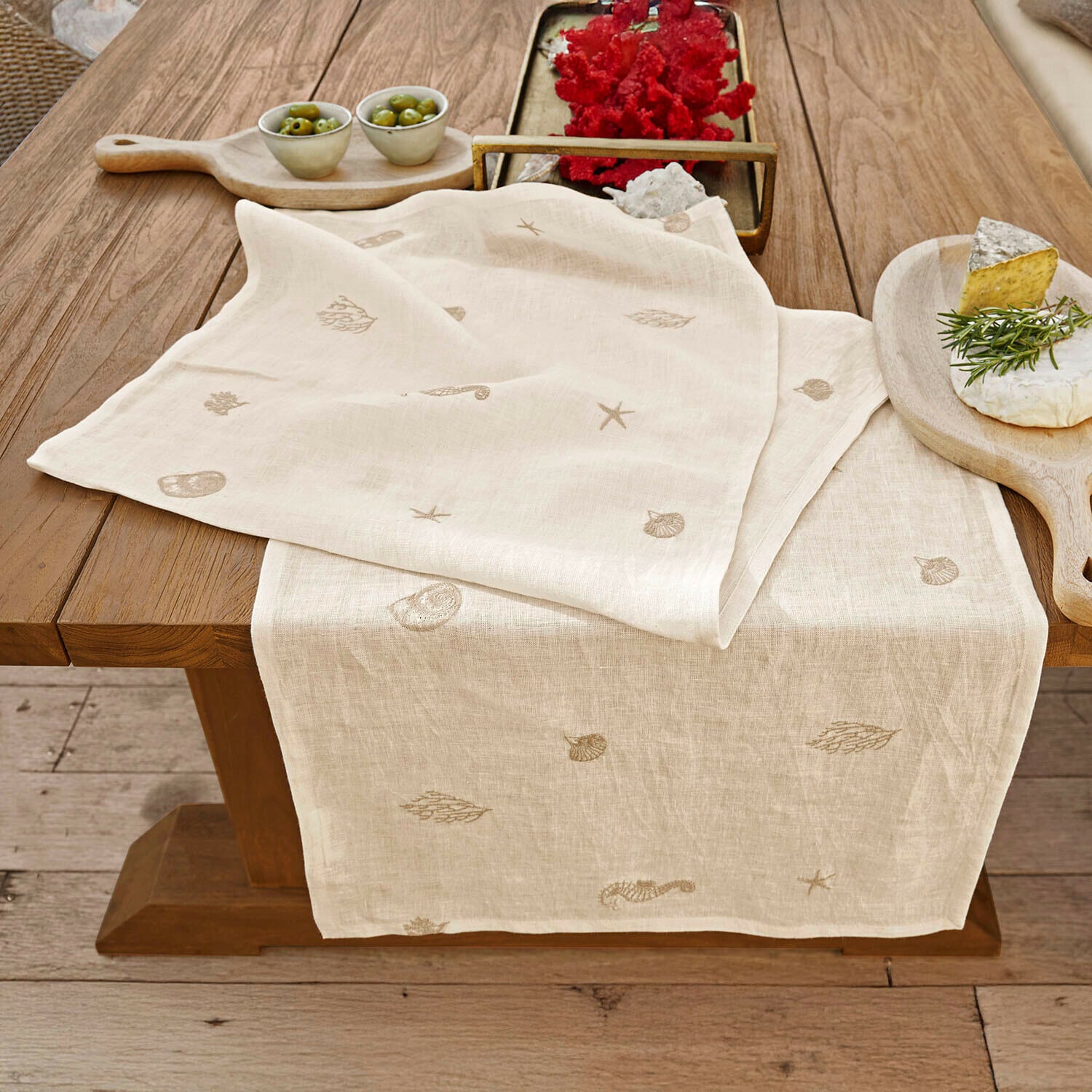 Tafelloper Celorin Linnen tafelloper in natuurlijke kleur met zee-motieven op houten tafel voor interieurdecoratie