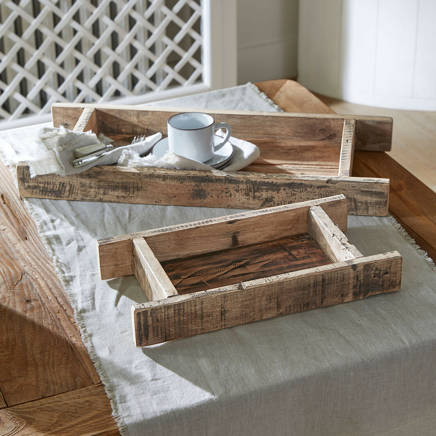 Dienblad set van 2 Brisalda Houten dienbladen in natuurlijke kleur op linnen tafelkleed, rustieke stijl voor serveren