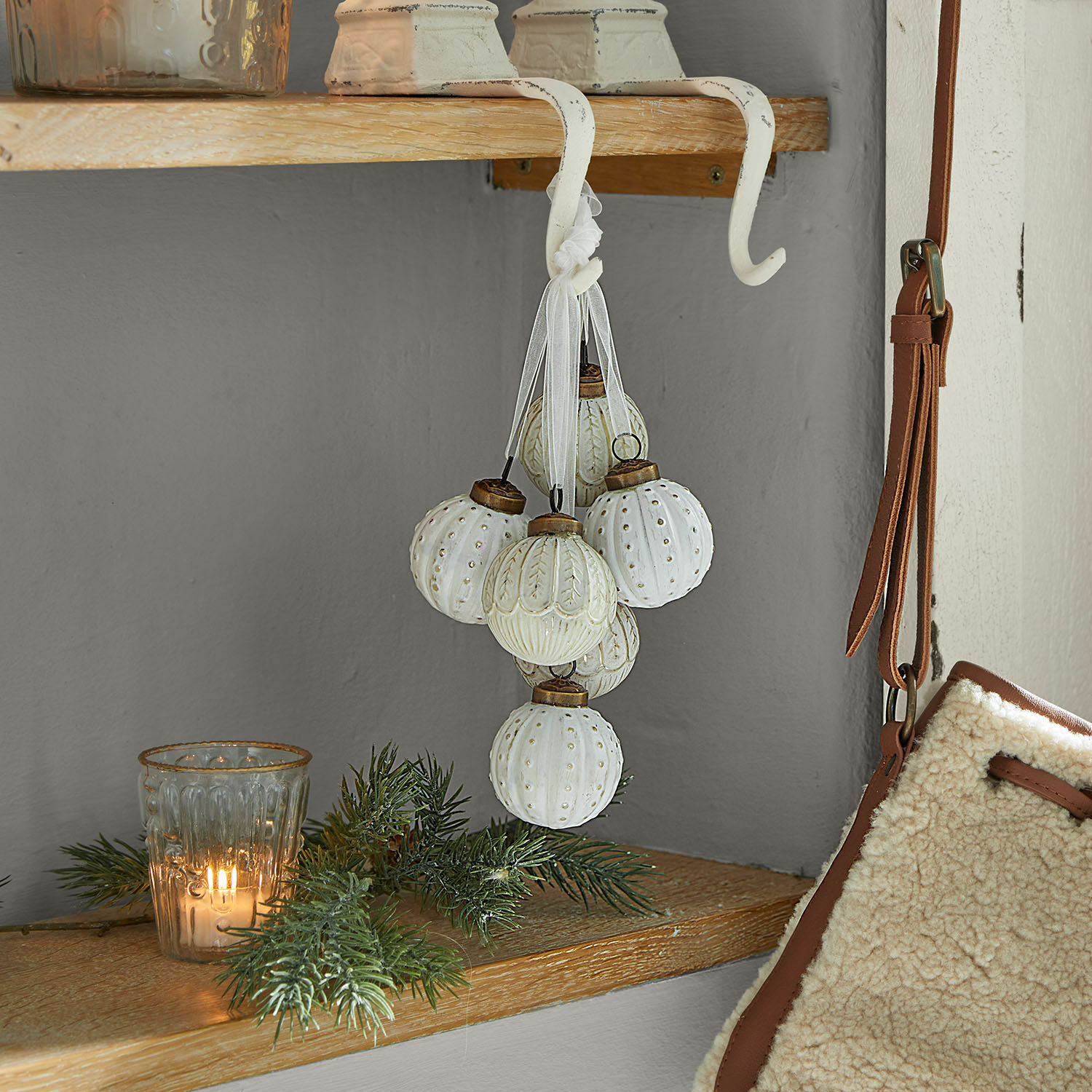 Kerstversiering set van 6 Tara Set witte keramische kerstversieringen met linten, hangend aan haak, winterse decoratie