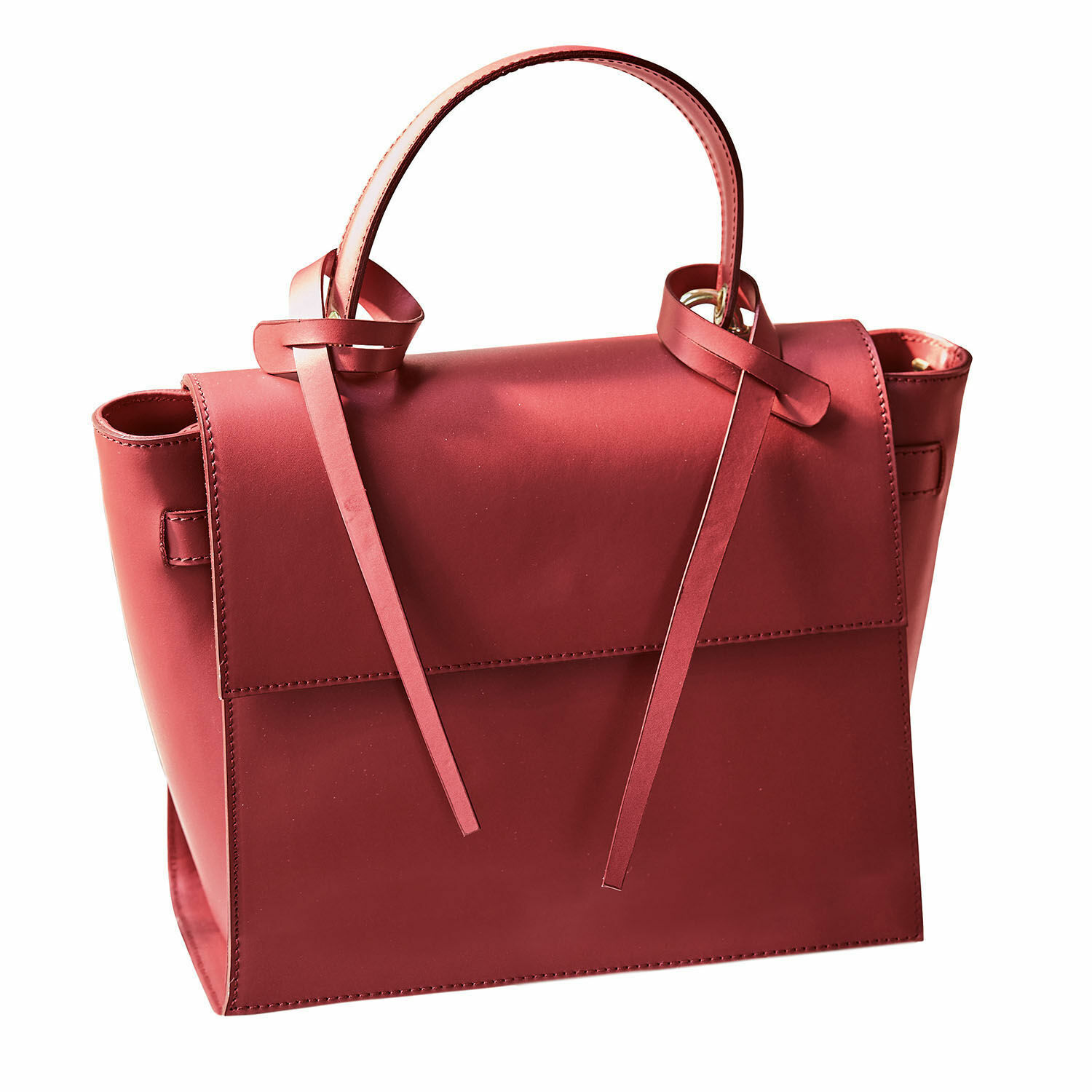 Elegante rode leren tas met handvat en decoratieve riemen, modieuze damesaccessoire