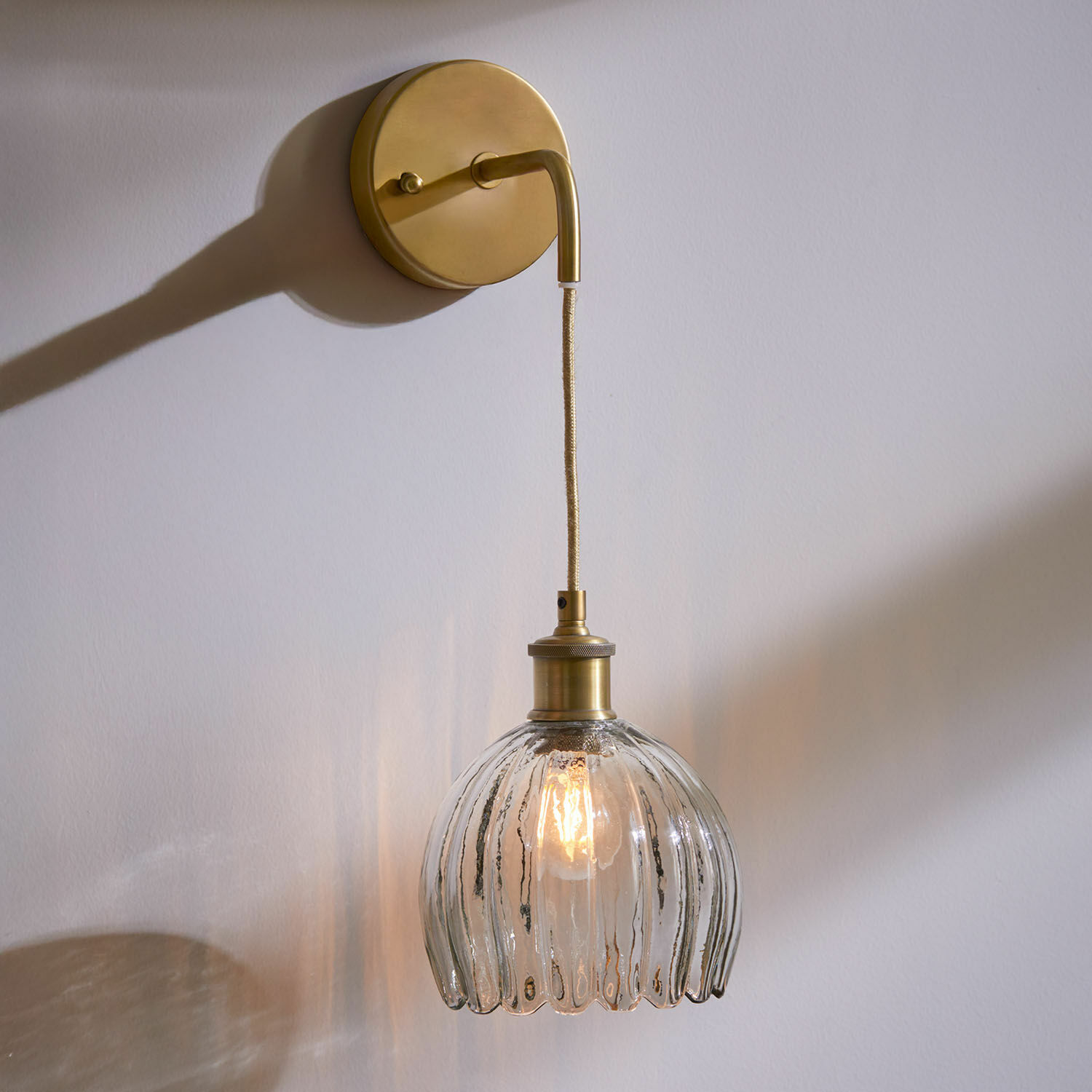 Wandlamp Druaila Wandlamp van glas en messing in vintage stijl met transparante kap en warm licht