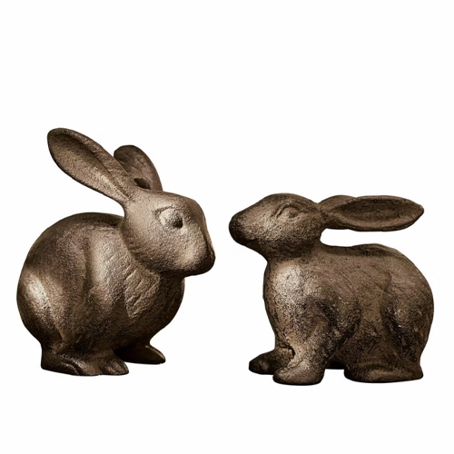 Twee decoratieve konijnenfiguren van bruin metaal voor binnen- en buitendecoratie
