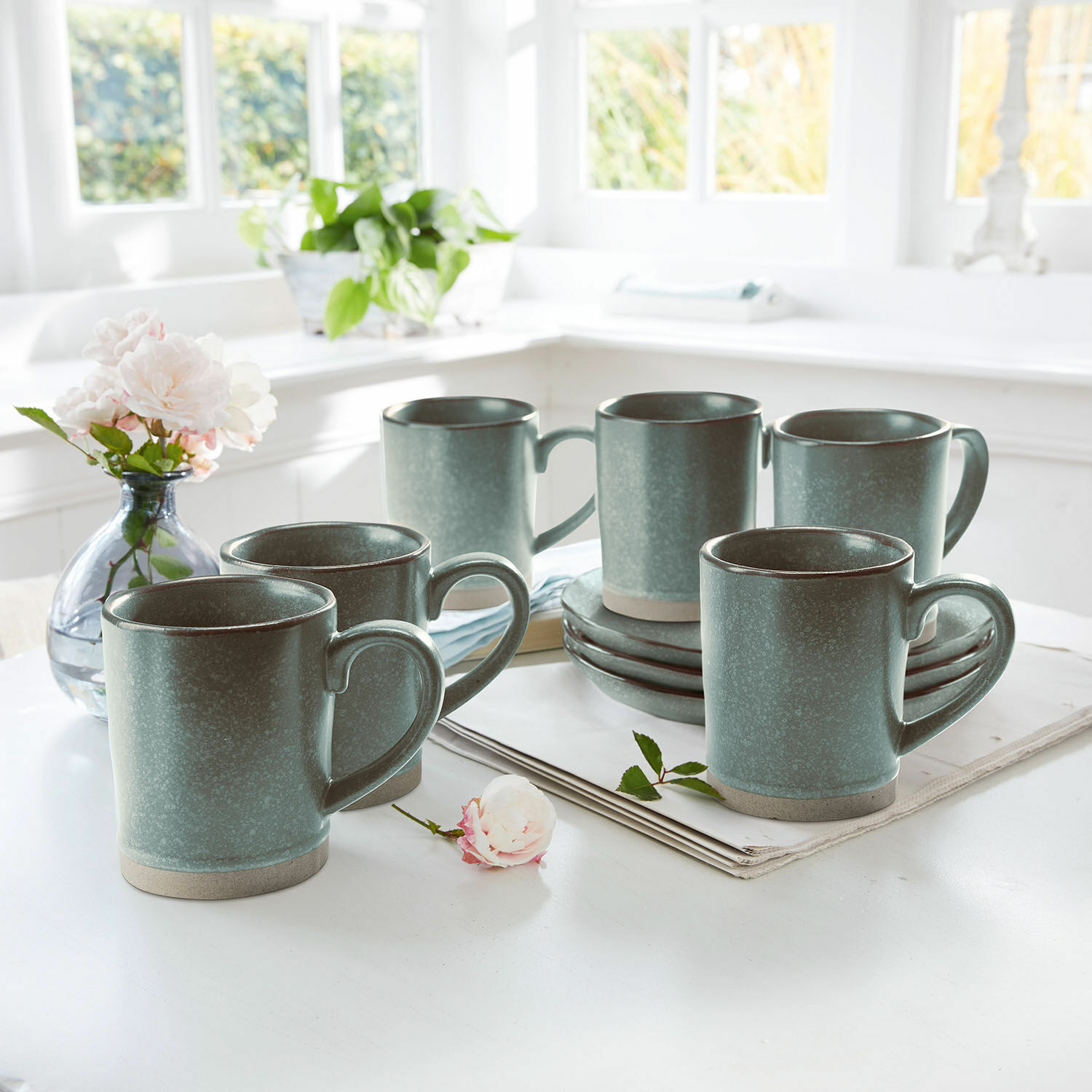 Lot de 6 tasses Biarré Ensemble de six mugs en céramique verte avec sous-tasses sur une table claire dans un intérieur lumineux