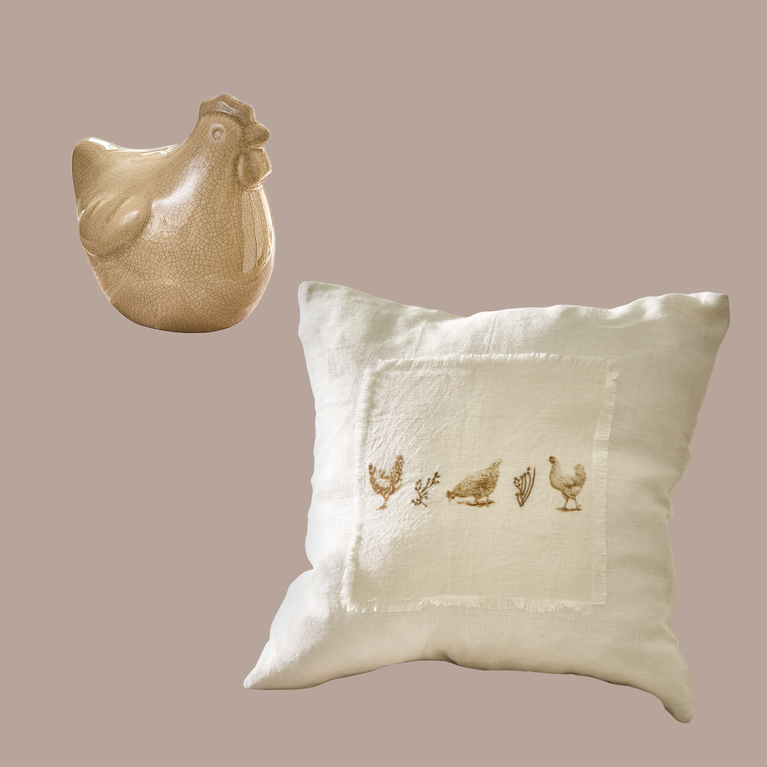 Figurine de poule en céramique beige et coussin en lin avec broderie de poules naturelles