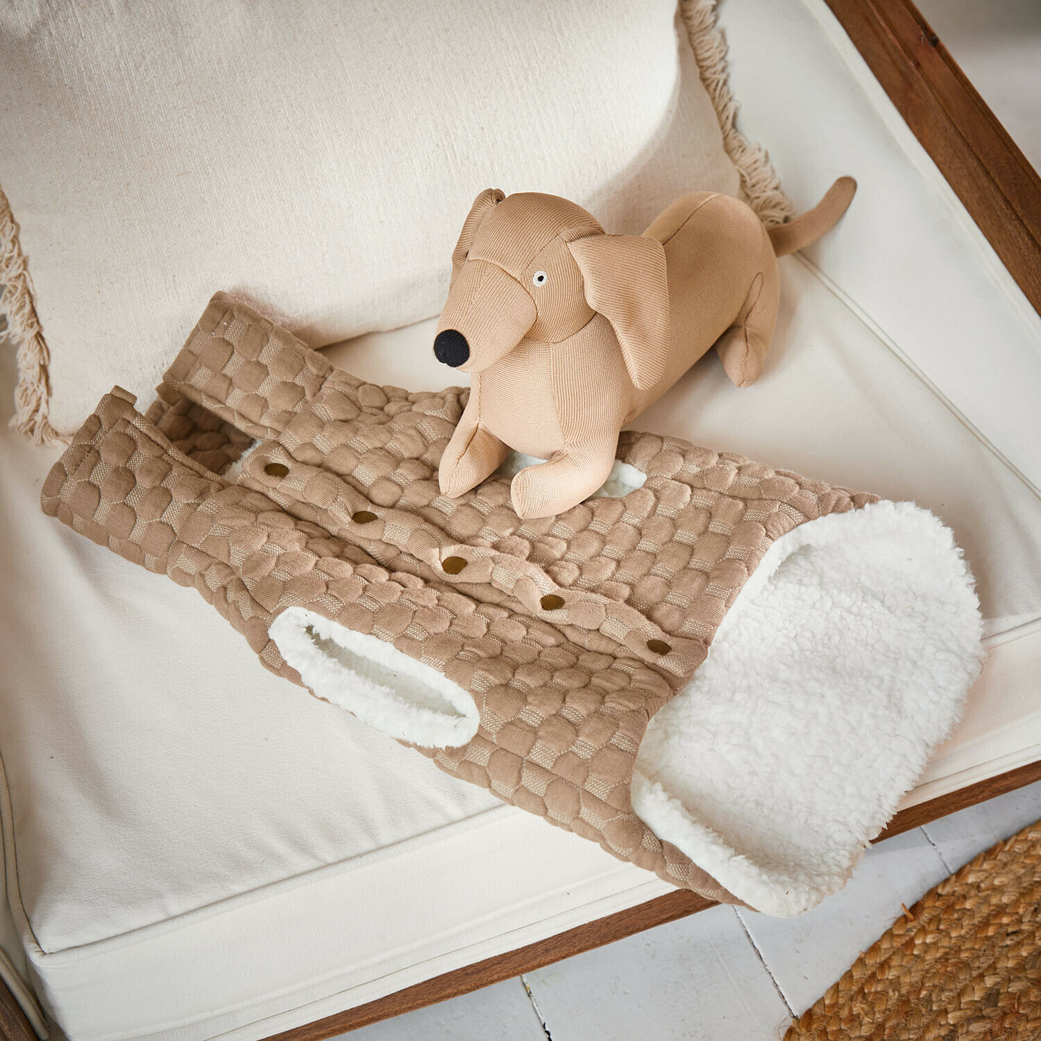 Manteau pour chien Cranley Gilet matelassé beige avec doublure en fausse fourrure blanche, vêtement chaud et tendance