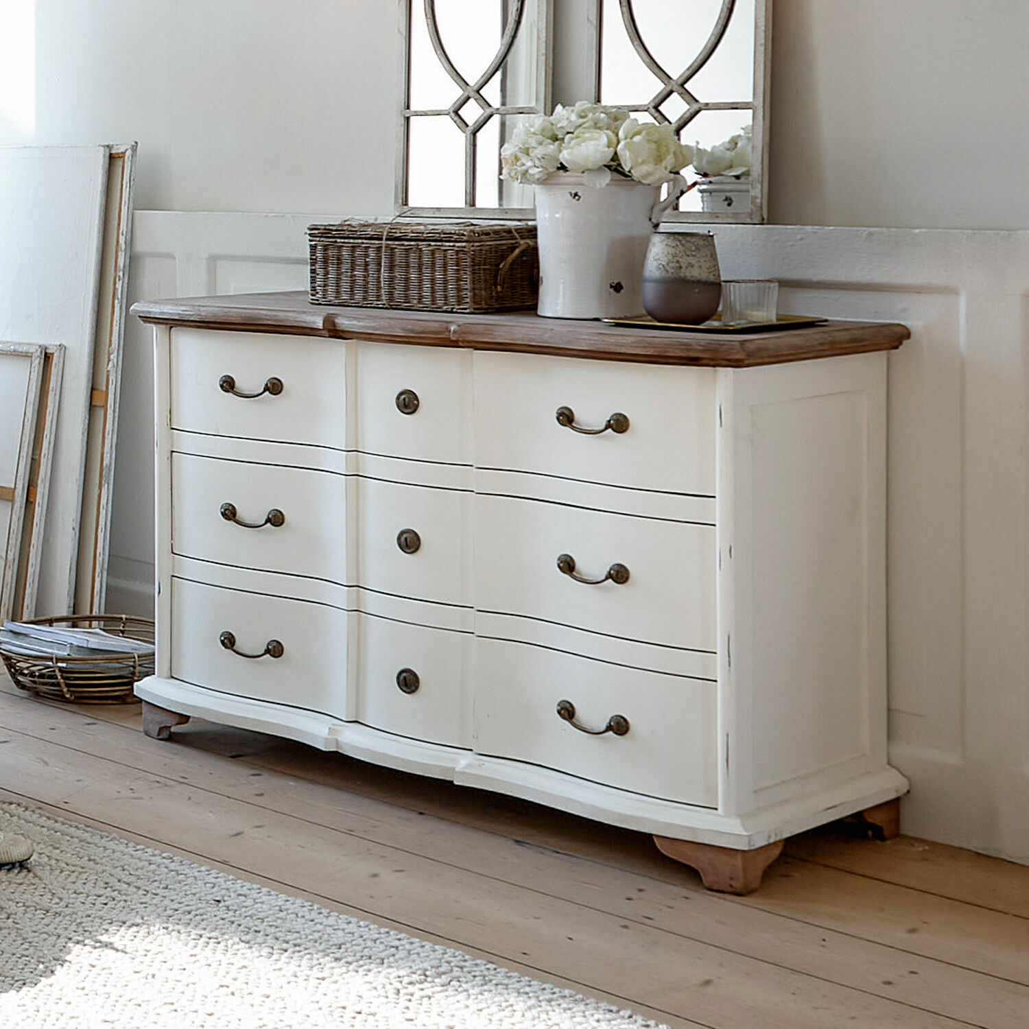 Ladekast Aiguillon Witte houten ladekast met bruine bovenkant en metalen vintage handgrepen voor woonkamer
