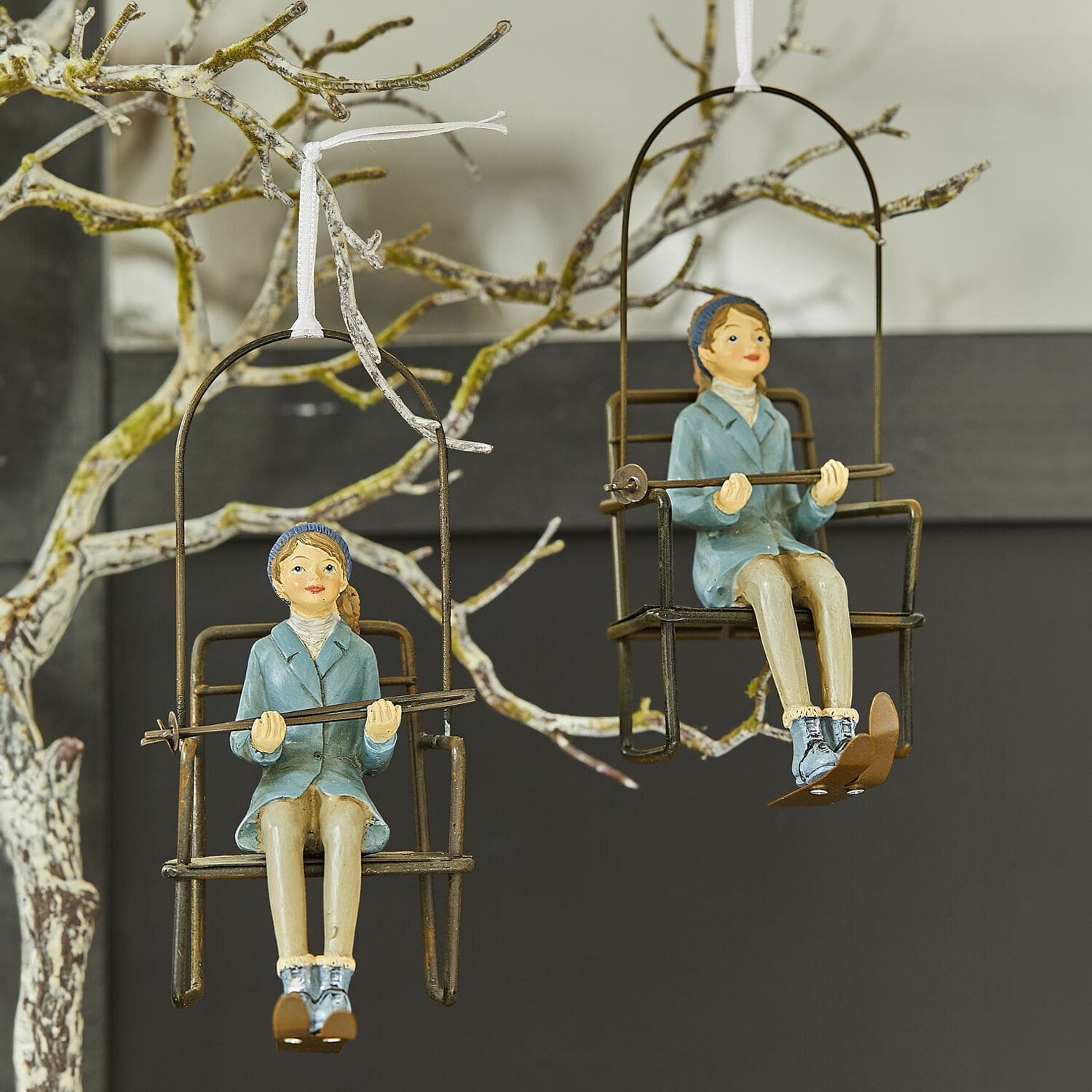 Hanger set van 2 Herveline Decoratieve hangers met skiërsfiguren op metalen stoelen met blauwe jassen