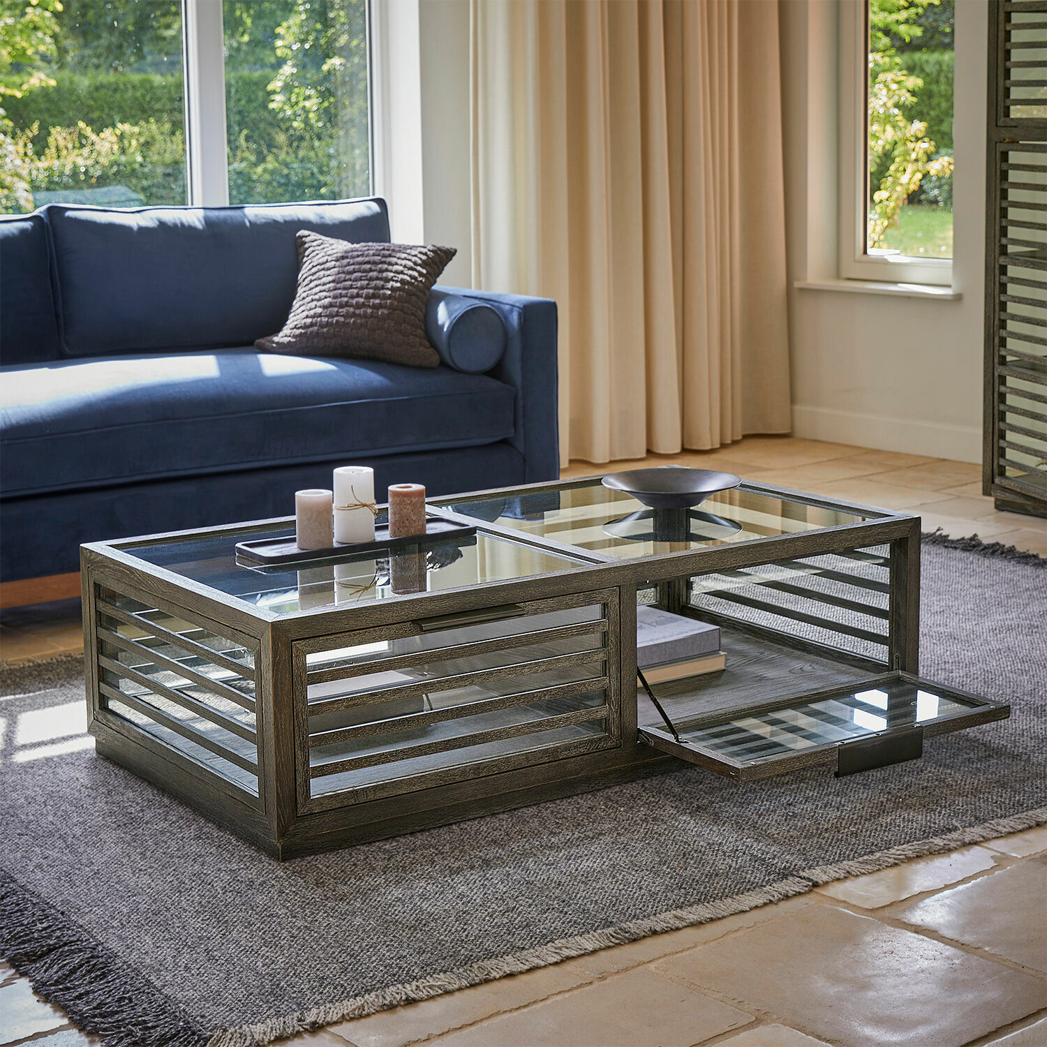 Salontafel Trowbridge Salontafel van donker hout en glas met opklapbare opbergruimte op vloerkleed in woonkamer