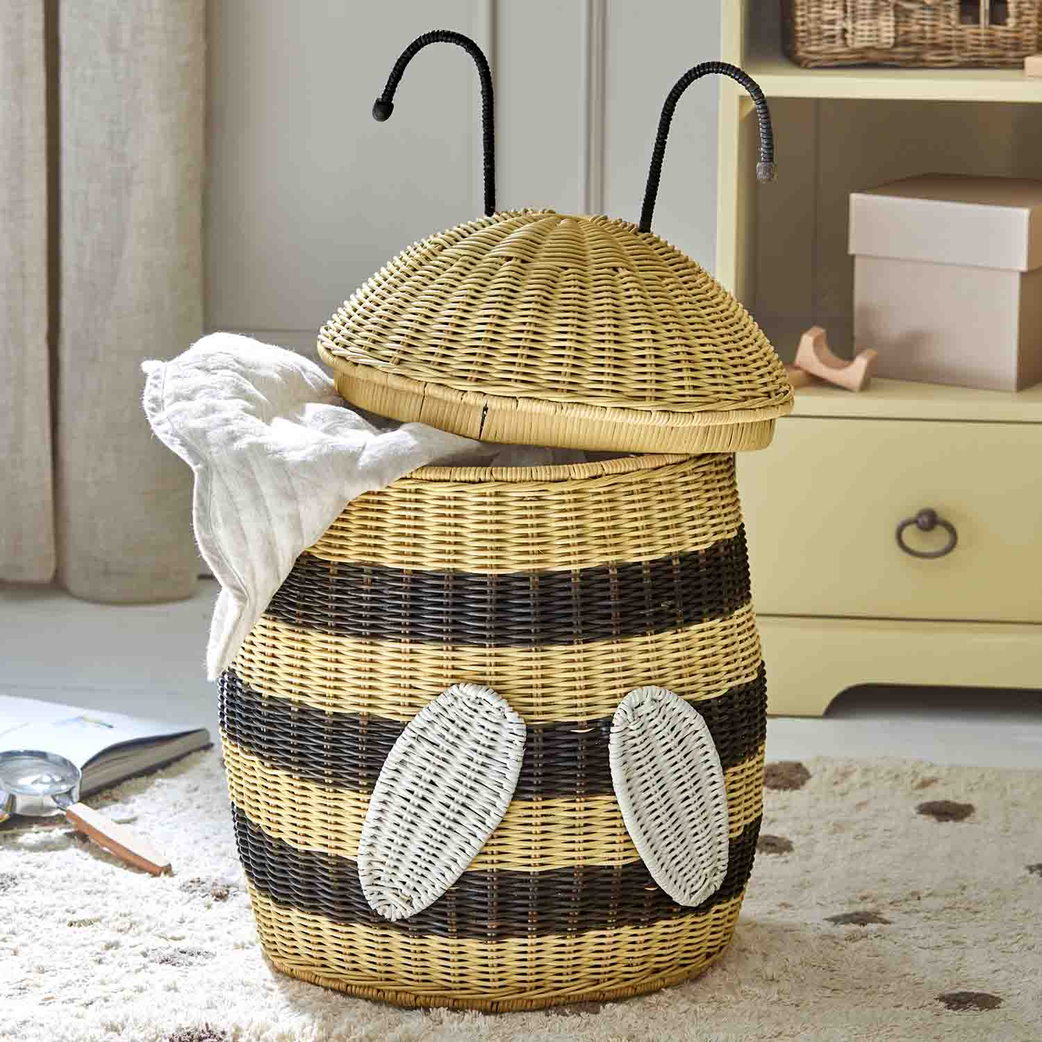 Panier à linge en rotin en forme d'abeille avec rayures naturelles et noires pour le rangement des vêtements