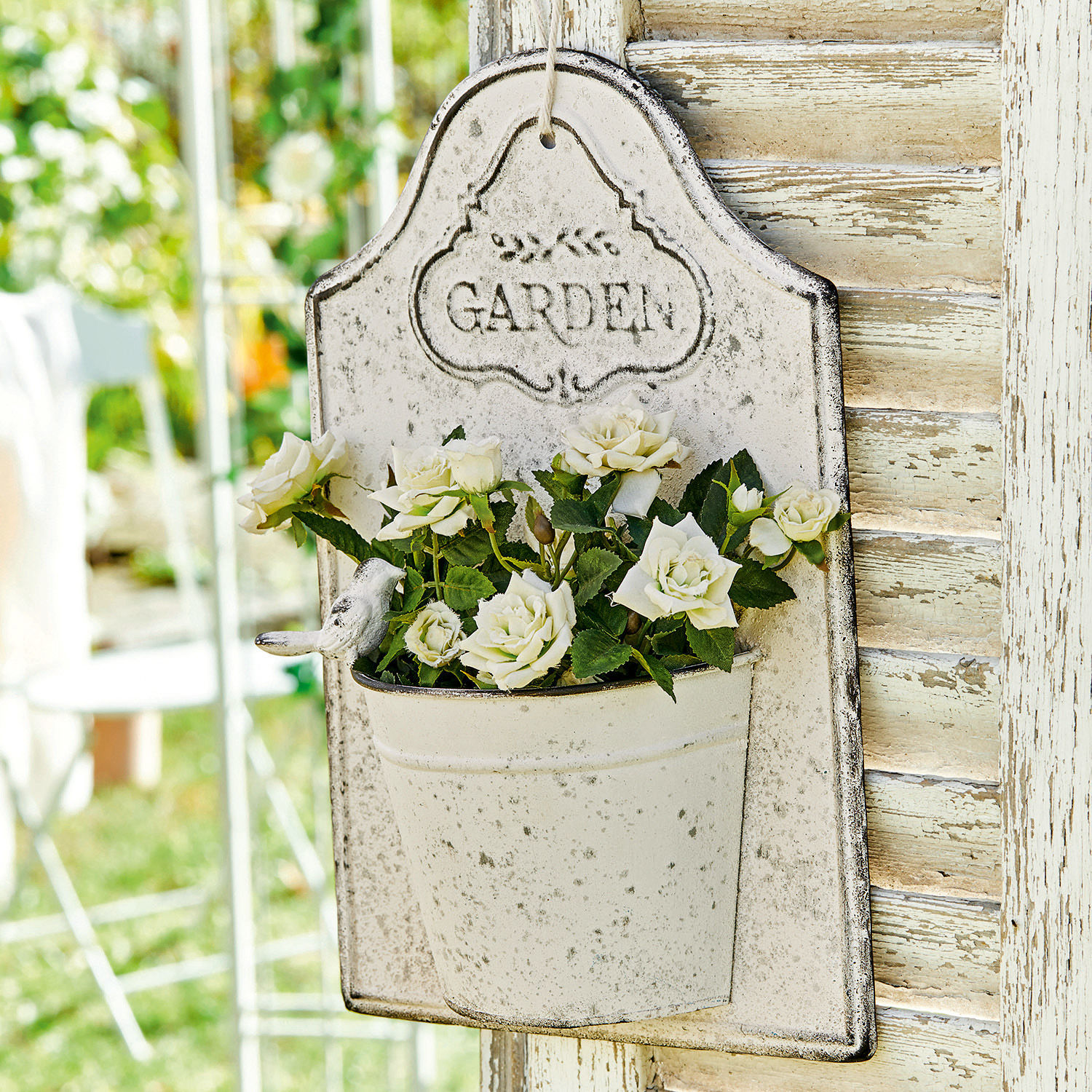 Wandplantenbak Helsa Vintage metalen tuindecoratie met witte rozen en opschrift Garden in crèmekleur