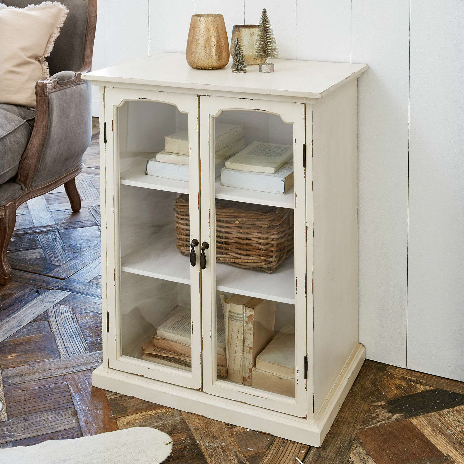 Buffetkast Greve Witte houten kast met glazen deuren en planken voor boeken en decoratie