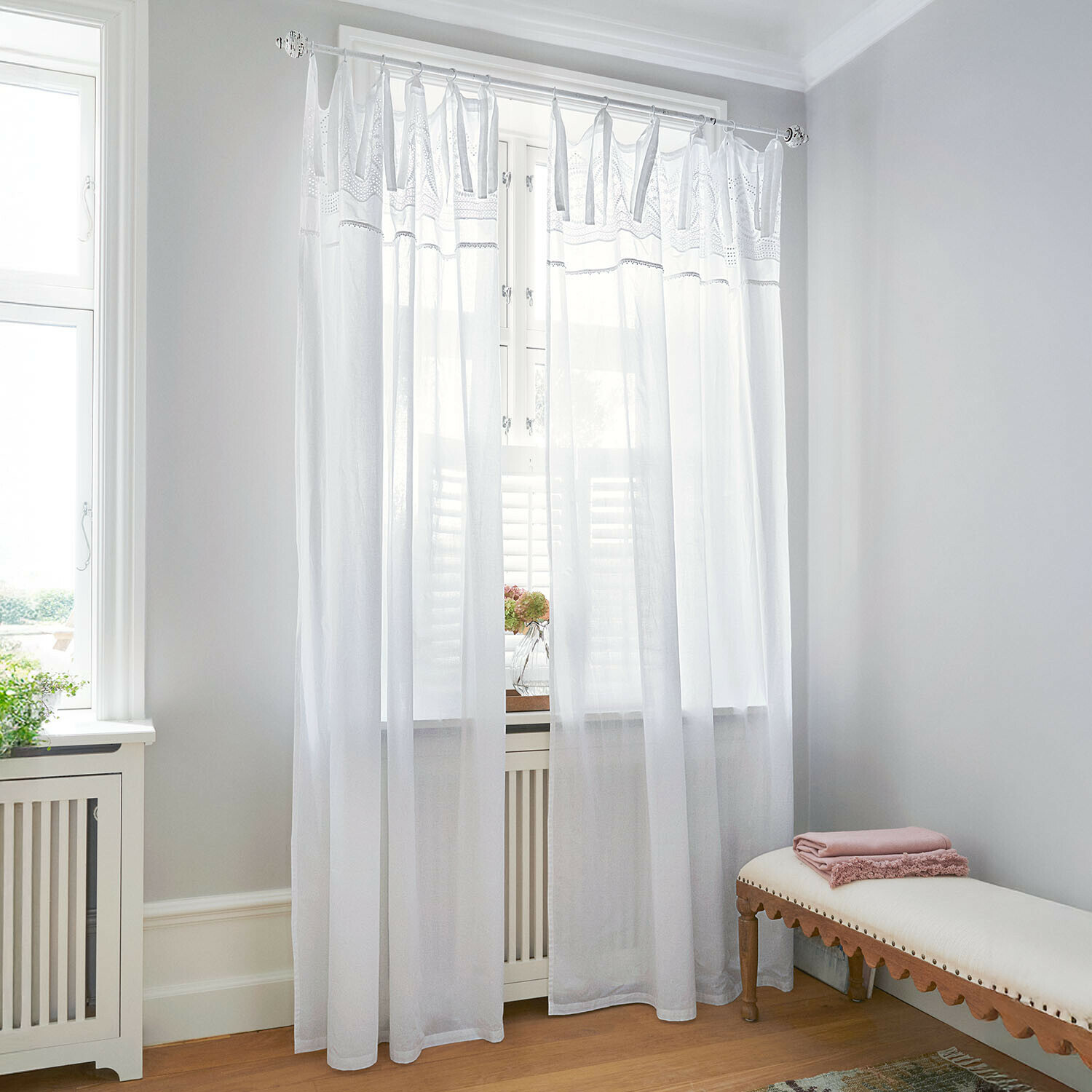 Rideau Olyane Rideaux blancs légers en tissu transparent avec broderies délicates pour une pièce lumineuse