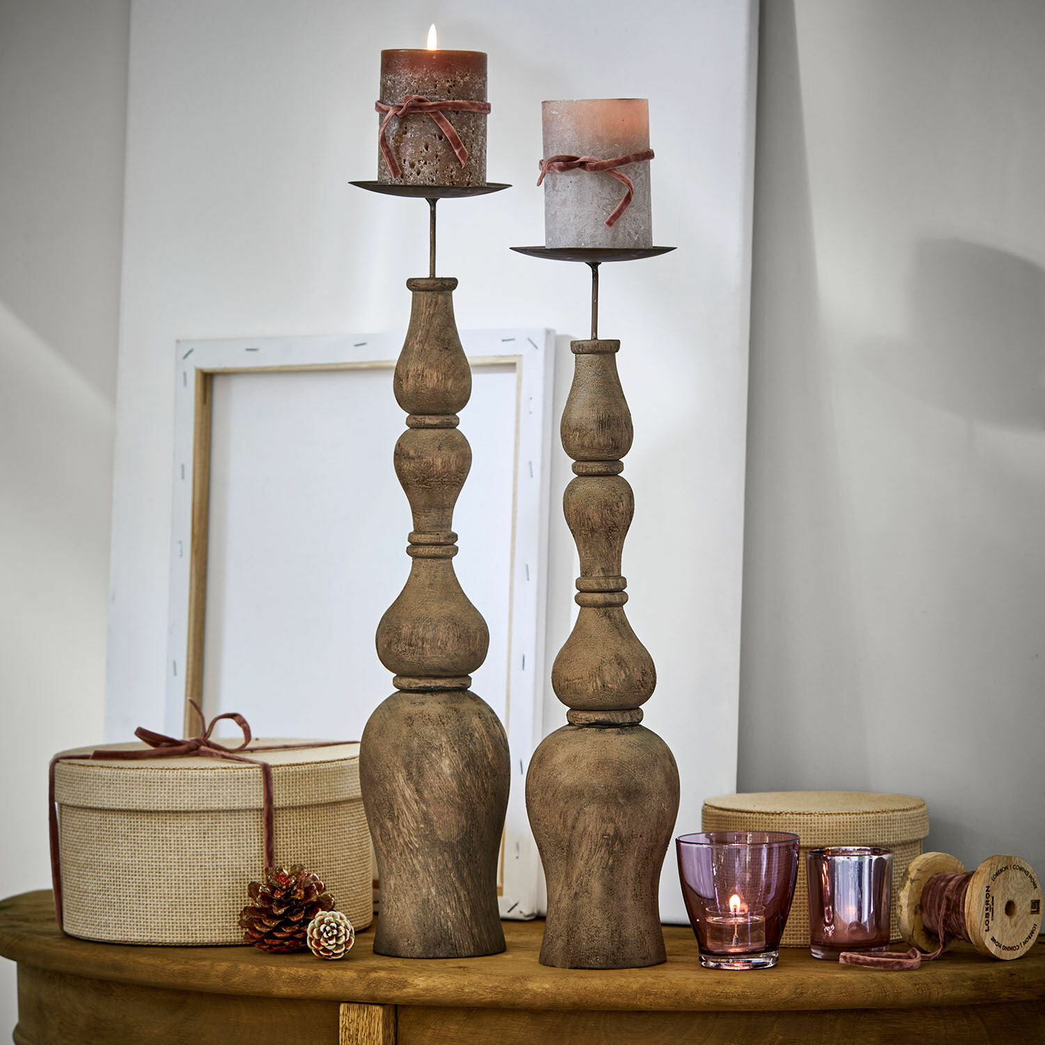 Kaarsenhouder set van 2 Fleuries-sur-Marne Houten kandelaren met bruine kaarsen en decoratieve dozen op houten tafel, rustieke stijl