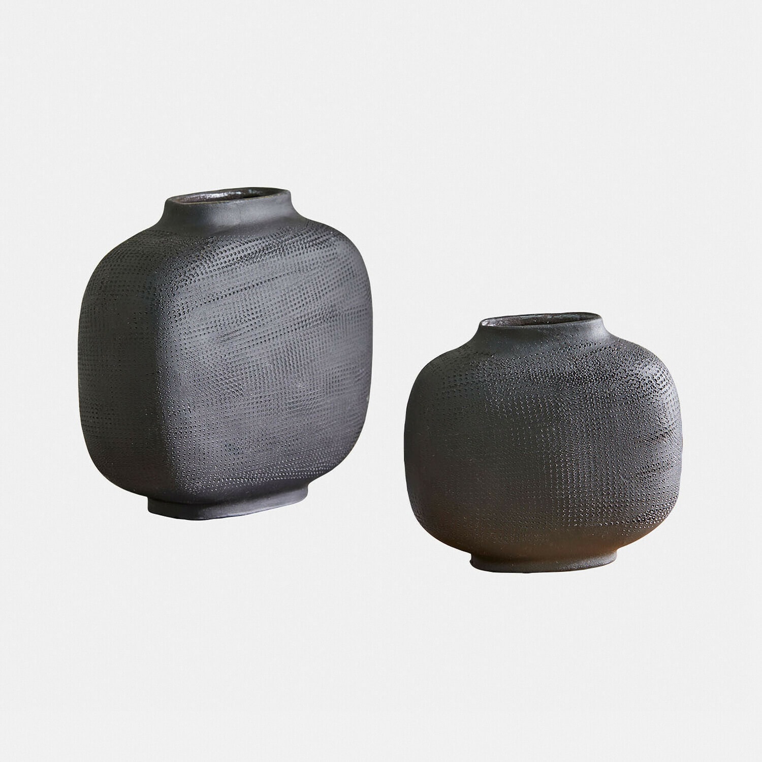 Vaas set van 2 Fjordis Set van twee zwarte keramische vazen met matte textuur en modern design voor interieurdecoratie
