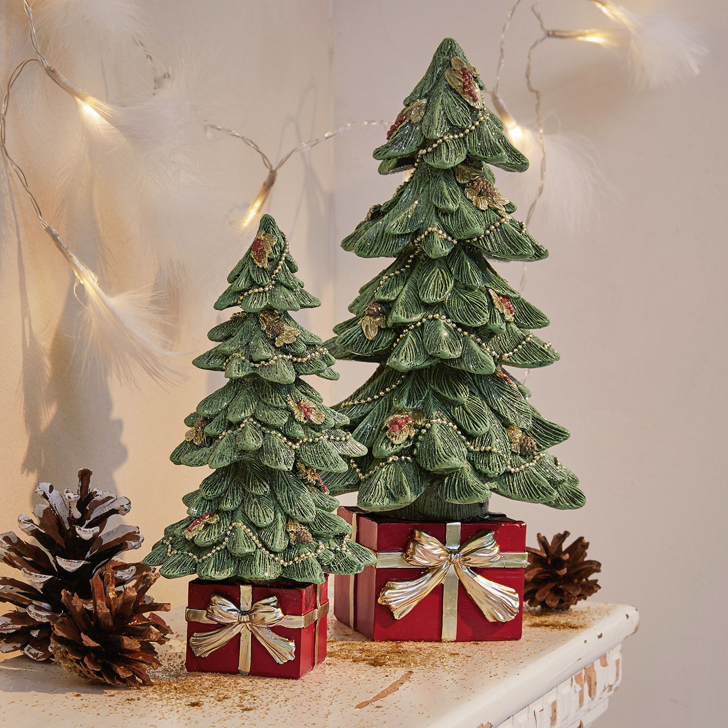 Decoratieve kerstboom, set van 2 Verne Twee groene decoratieve kerstbomen van materiaal op rode dozen met gouden strikken, kerstdecoratie op tafel