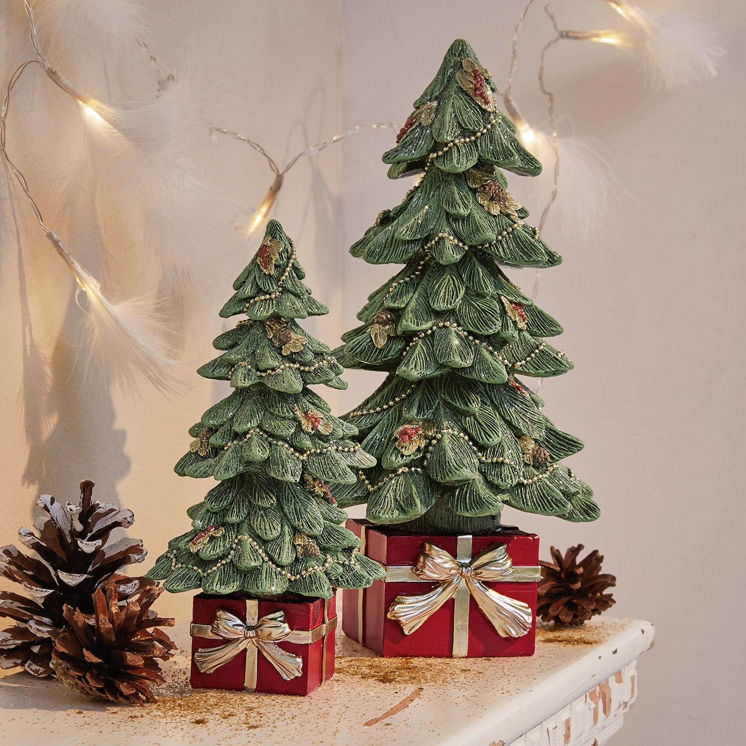 Decoratieve kerstboom, set van 2 Verne Twee groene decoratieve kerstbomen van materiaal op rode dozen met gouden strikken, kerstdecoratie op tafel