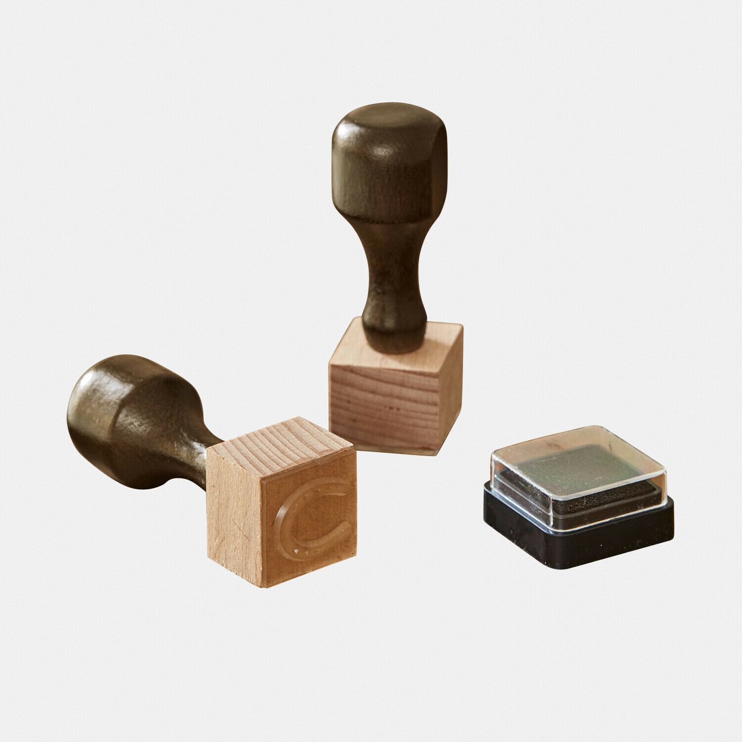 Tampons en bois avec poignées et encre noire pour marquer documents et papiers