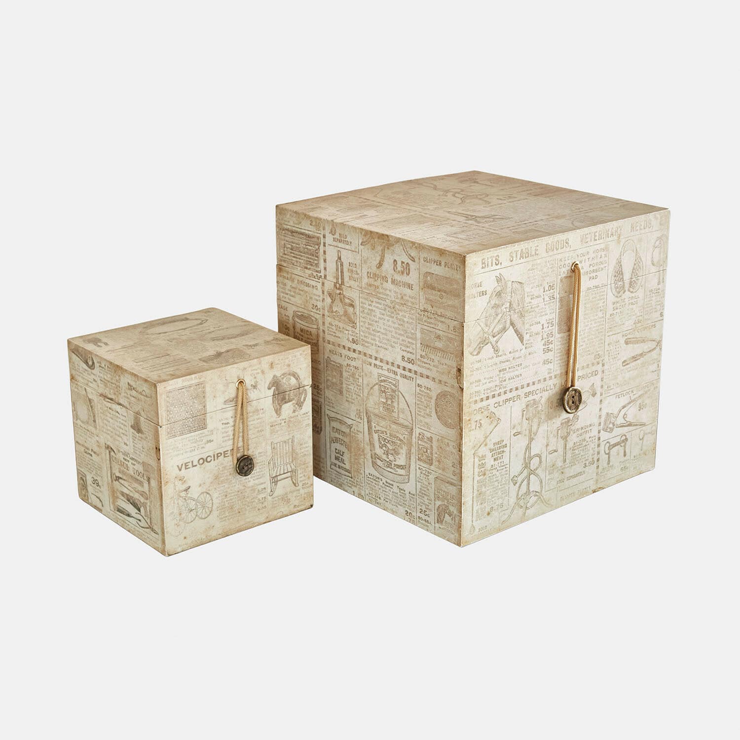 Deux boîtes carrées en papier beige avec impression vintage de journaux, ornées de cordon et bouton