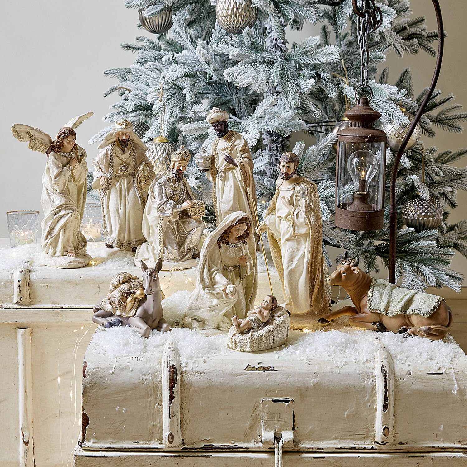 Lot de 9 figurines Liré Figurines de crèche de Noël crème devant un sapin enneigé et une lanterne décorative