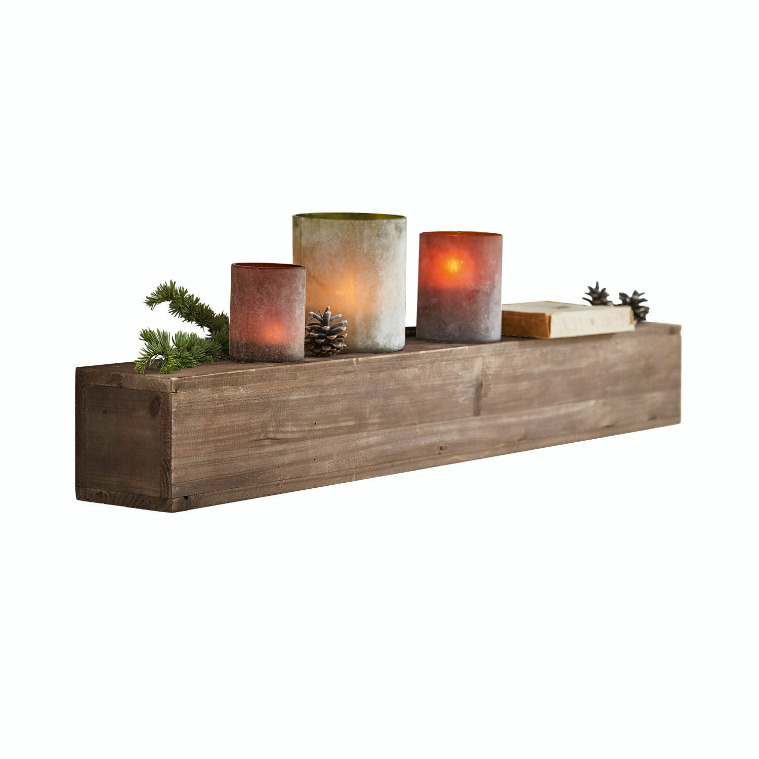 Wandplank Visayas Houten decoratie met drie glazen windlichten in rood- en groentinten met dennenappels