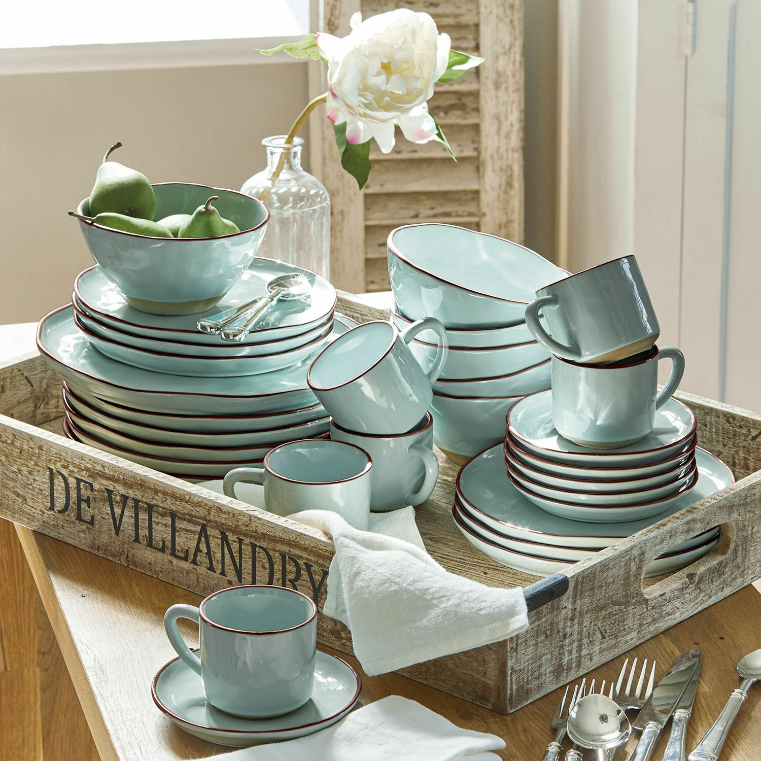 Servies set van 30 Biarré Blauw keramisch servies met bruine rand op rustieke houten dienblad gepresenteerd