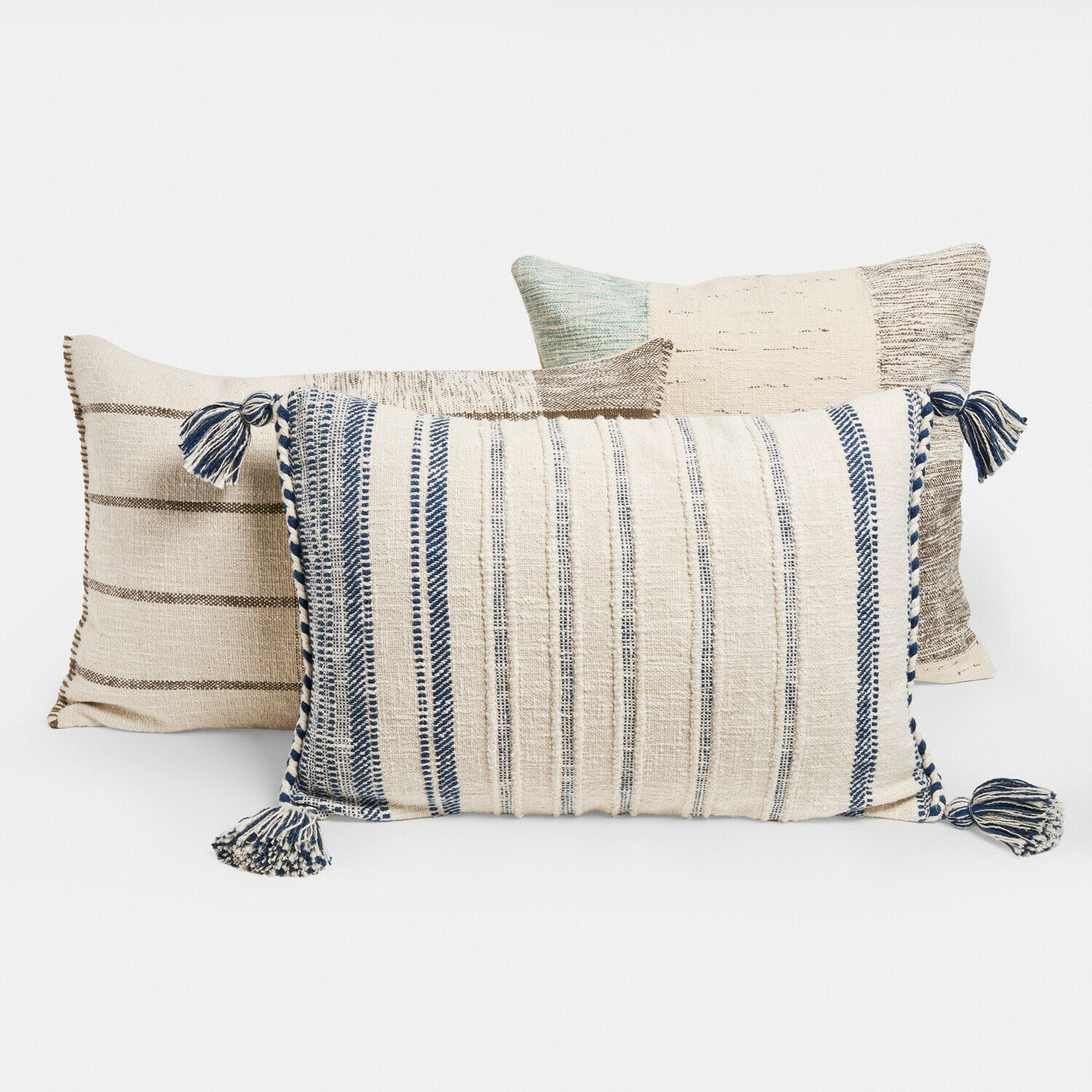 Kussenhoes set van 3 Maresas Set van drie decoratieve katoenen kussens in beige-blauw met strepen en kwastjes