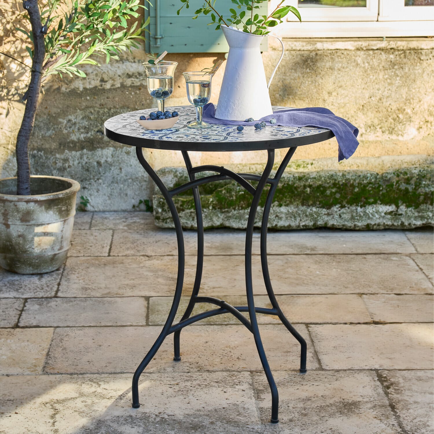 Table Giulessa Table de jardin ronde avec pied en métal noir et plateau en mosaïque bleu et blanc décoratif