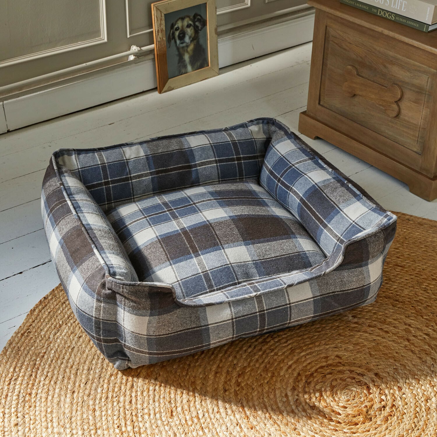 Huisdierenmand Creswyn Comfortabele hondenmand met blauwbruine ruit op een gevlochten natuurlijke mat
