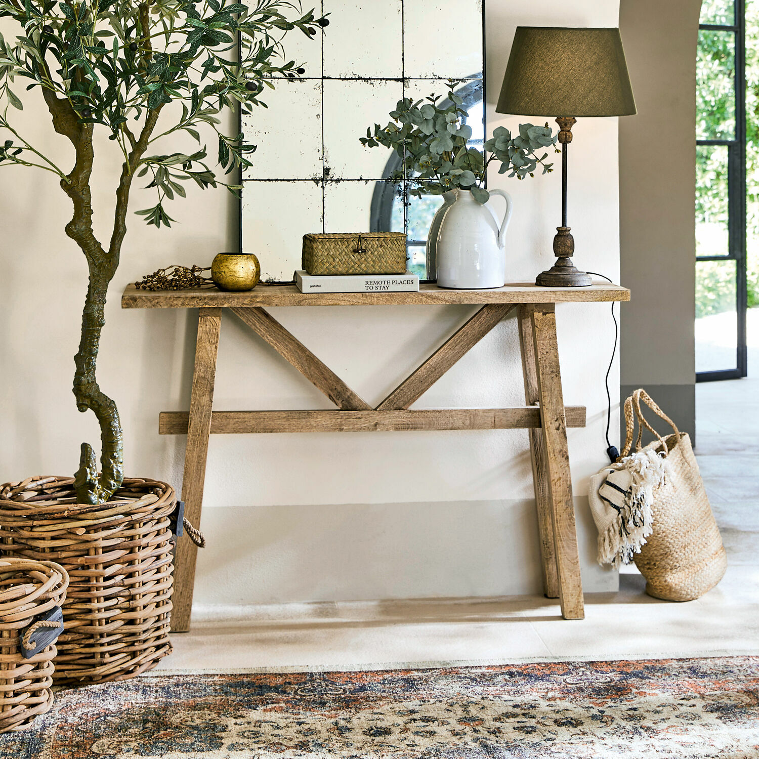 Sidetable Nael Houten sidetable in natuurlijke kleur met lamp en boho decoraties in een lichte, gezellige ruimte