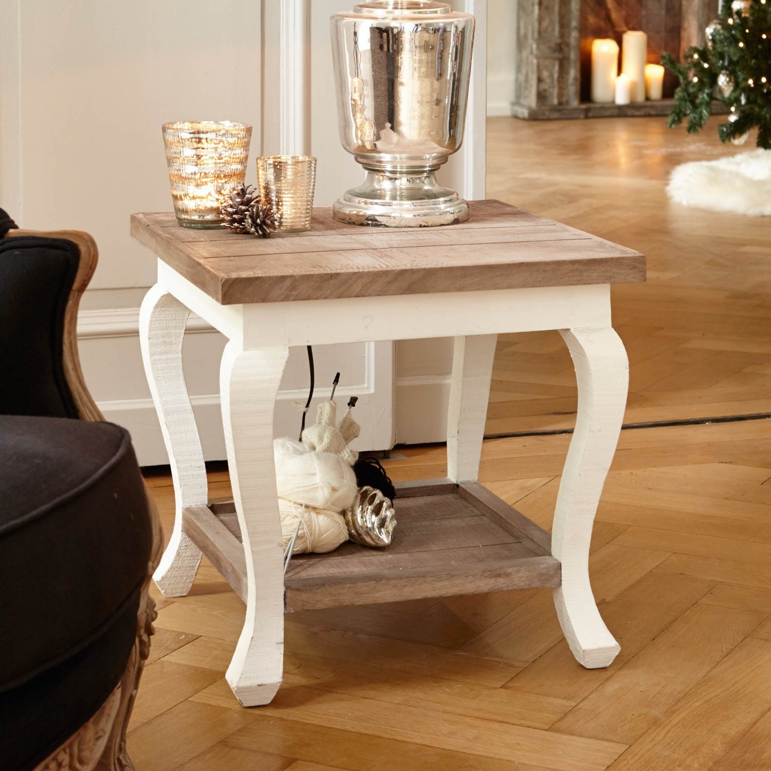 Table basse Riverside Table d'appoint carrée en bois blanc et naturel avec décorations de Noël et bougies allumées