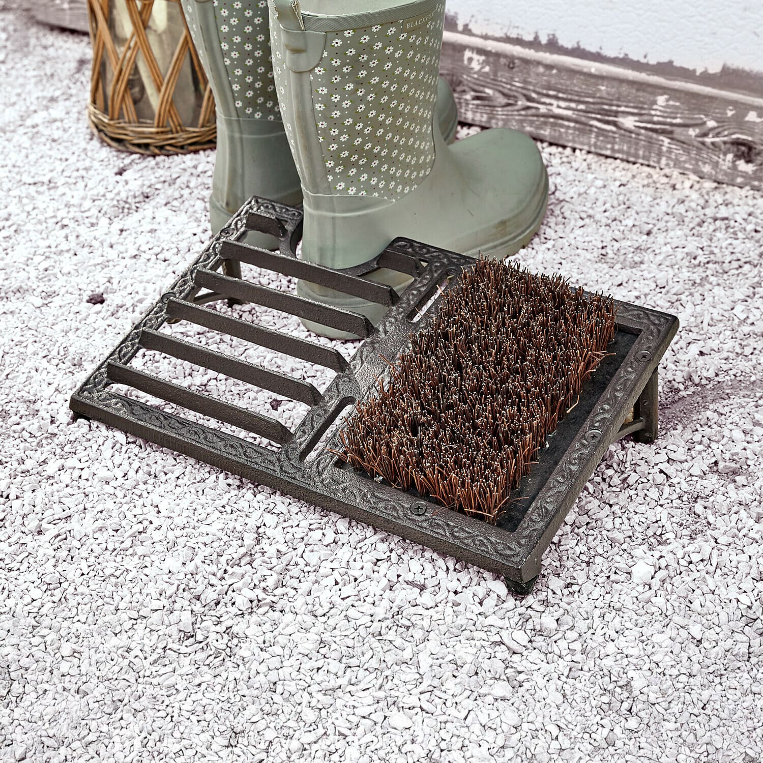 Grattoir à chaussures Boitron Brosse à chaussures en fonte noire avec brosse rigide et support pour bottes sur gravier