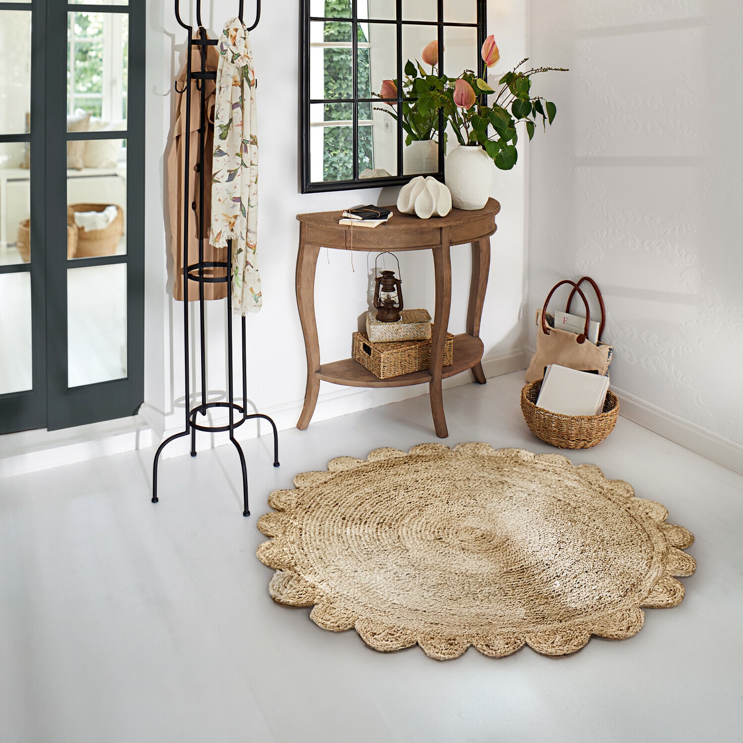 Tapis Ferce Tapis rond en jute naturelle avec bord ondulé dans un intérieur clair et moderne
