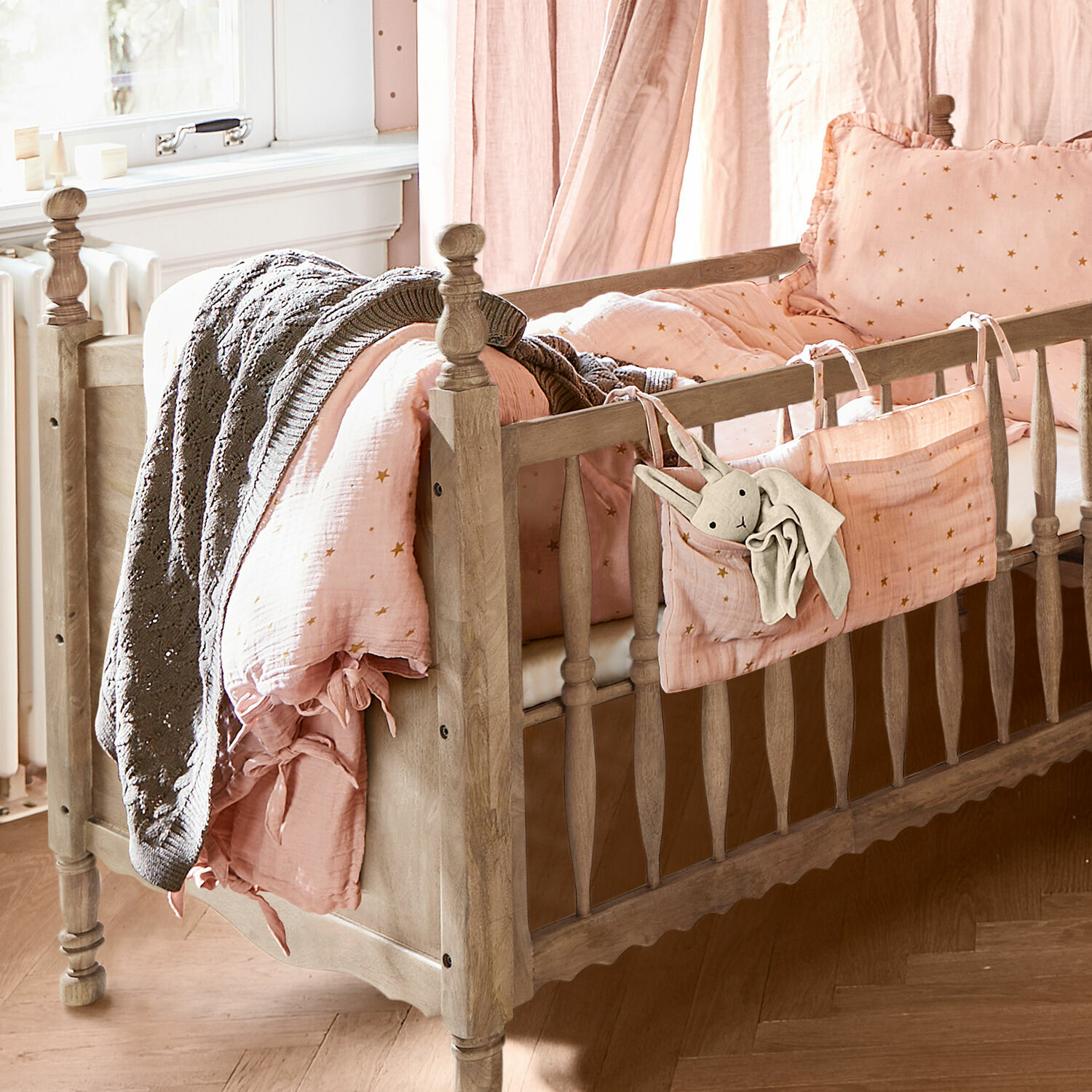 Parure de lit bébé Vianne Lit bébé en bois avec literie rose étoilée et couverture grise, chambre d'enfant chaleureuse